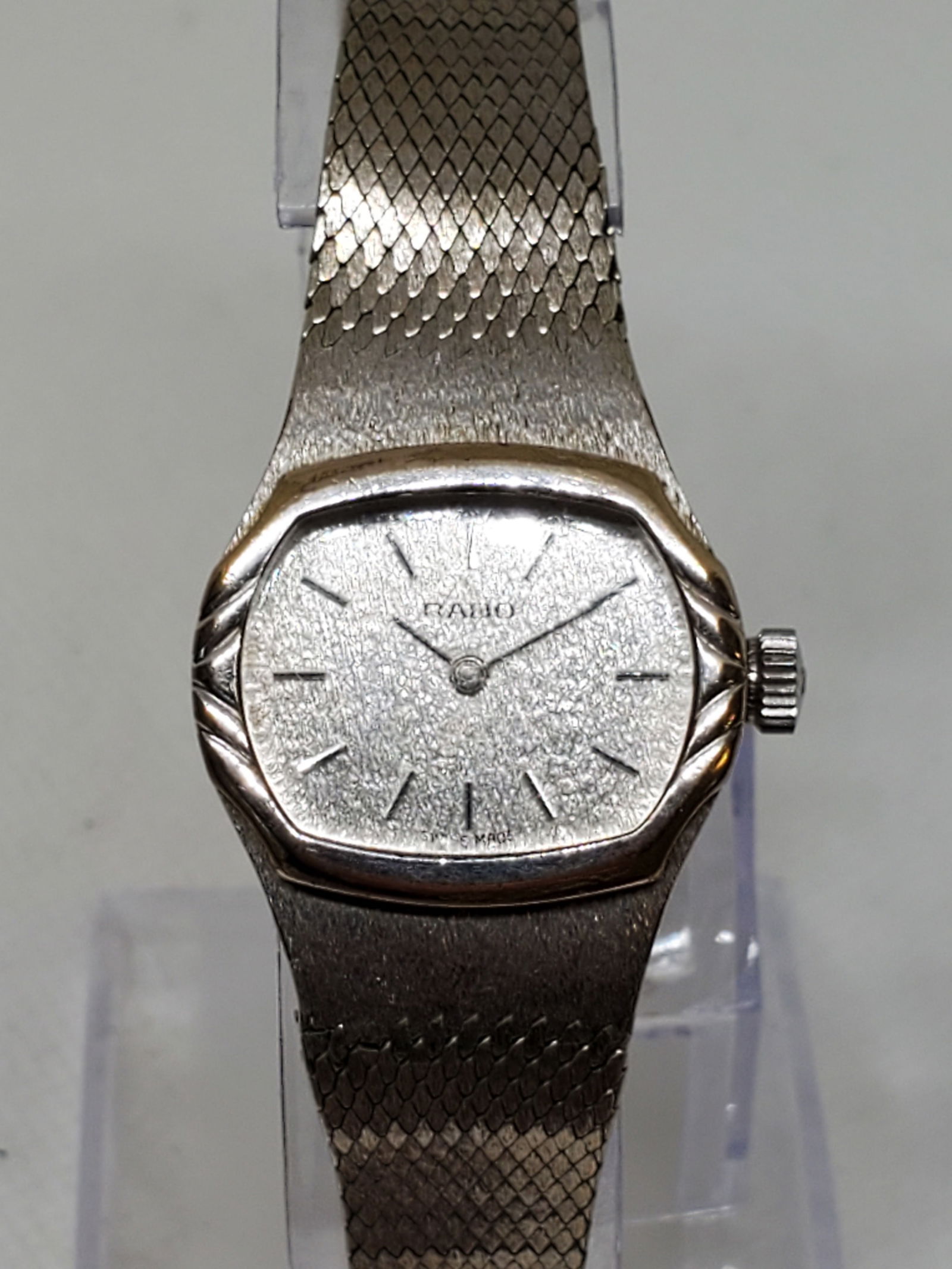 Rado Silver Manual Ladies Watch, 1980s: Step into the world of luxury and precision with this stunning Rado 305.3210.2 watch. A true symbol of Swiss craftsmanship, this timepiece features a sleek silver case that perfectly complements its b
