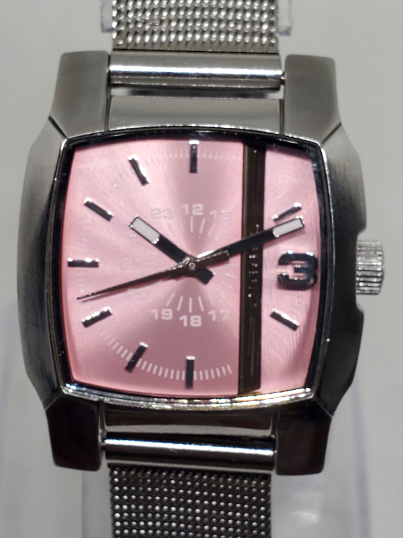 Diesel DZ 5335 Pink Dial Mesh Bracelet Quartz Watch Bold & Stylish, 2010s: This Diesel DZ 5335 watch embodies the bold and unconventional style that has made Diesel a favorite among trendsetters. Featuring a silver tone stainless steel case and a striking metallic pink dial