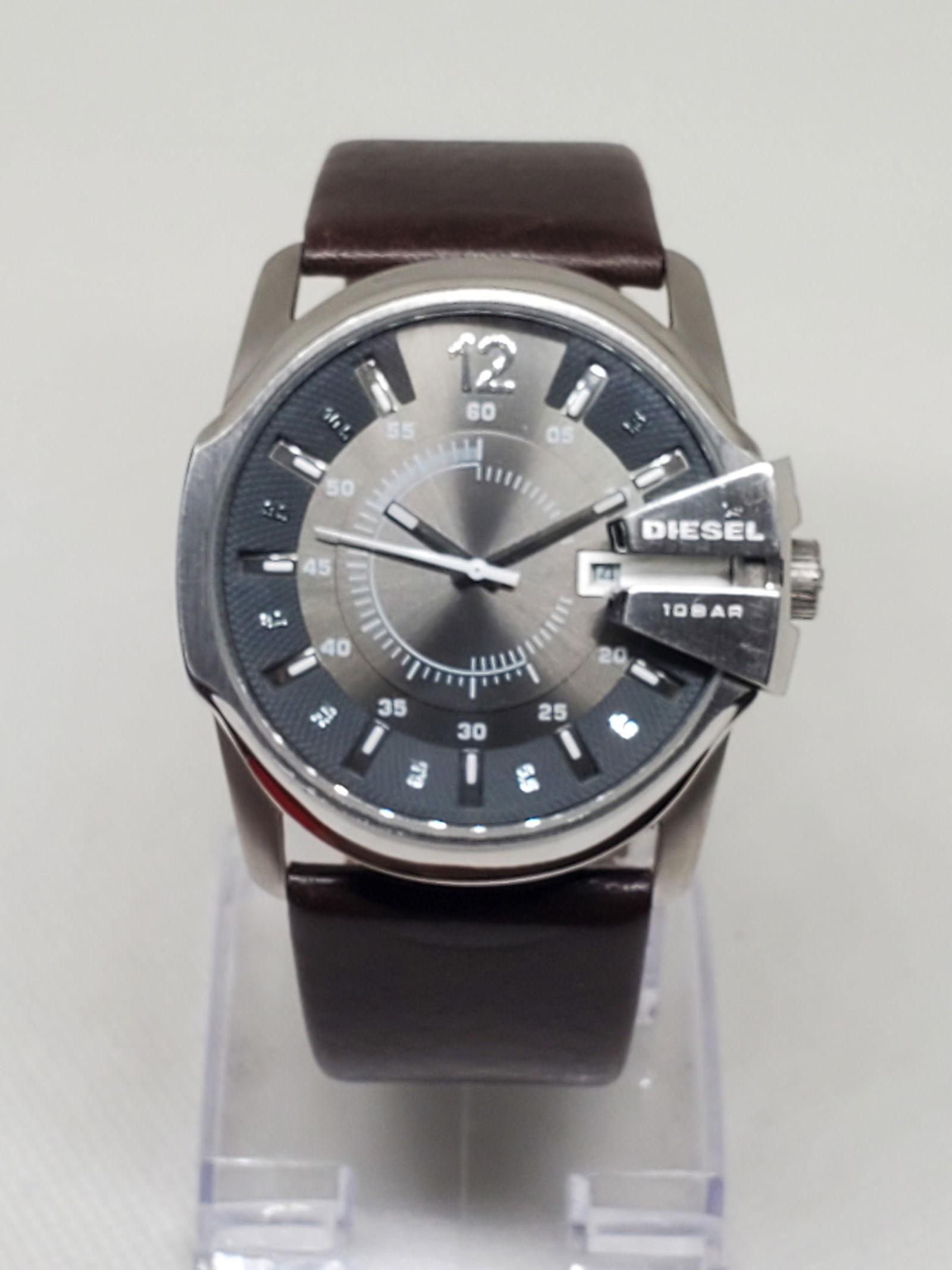 Diesel DZ 1206 46mm Quartz Watch?Steel Case, Grey Dial, Date, Leather, 2010s: Diesel DZ 1206 combines bold design and functionality, featuring a 46mm stainless steel case, gray dial with white markers, and a practical date display. The 8? leather strap enhances comfort and adds