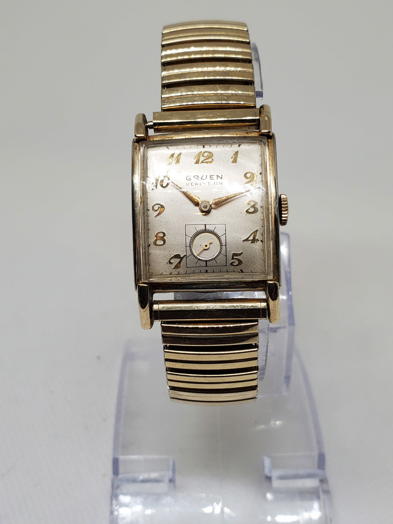 Gruen Veri Thin Gold Plated Mechanical Watch, late 1940s: Step into the golden era of watchmaking with this Gruen Veri Thin in operating condition, a timeless piece that embodies elegance, prestige, and vintage charm. Featuring a gold plated tank case 0.9" x
