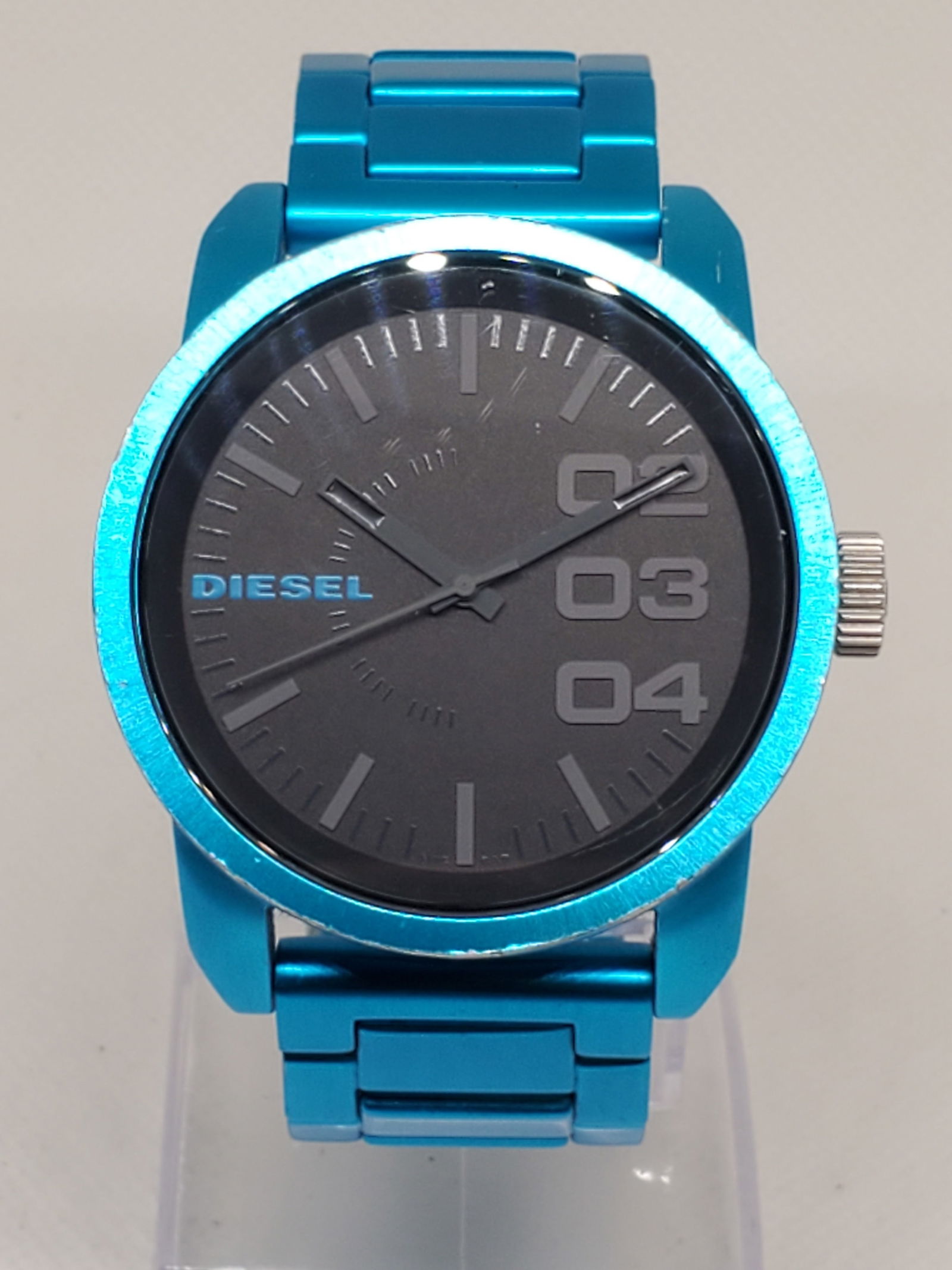 Diesel Blue Case Black Dial Mens Watch, 2000s: The Diesel DZ 1468 Quartz Watch exudes bold modern elegance with its striking blue stainless steel case and sleek black dial accented with oversized numerals. With a 46mm case size, this watch makes a