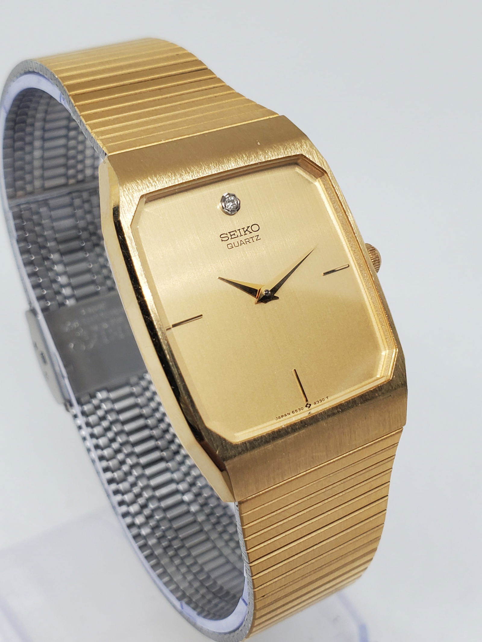Vintage Seiko 6530 5089 Gold Dial Quartz Dress Watch with Diamond Accent, late 1970s to early 1980s: Item Description This vintage Seiko 6530 5089 quartz dress watch embodies refined elegance and understated prestige, showcasing Seiko?s mastery of minimalist luxury during the golden era of Japanese w