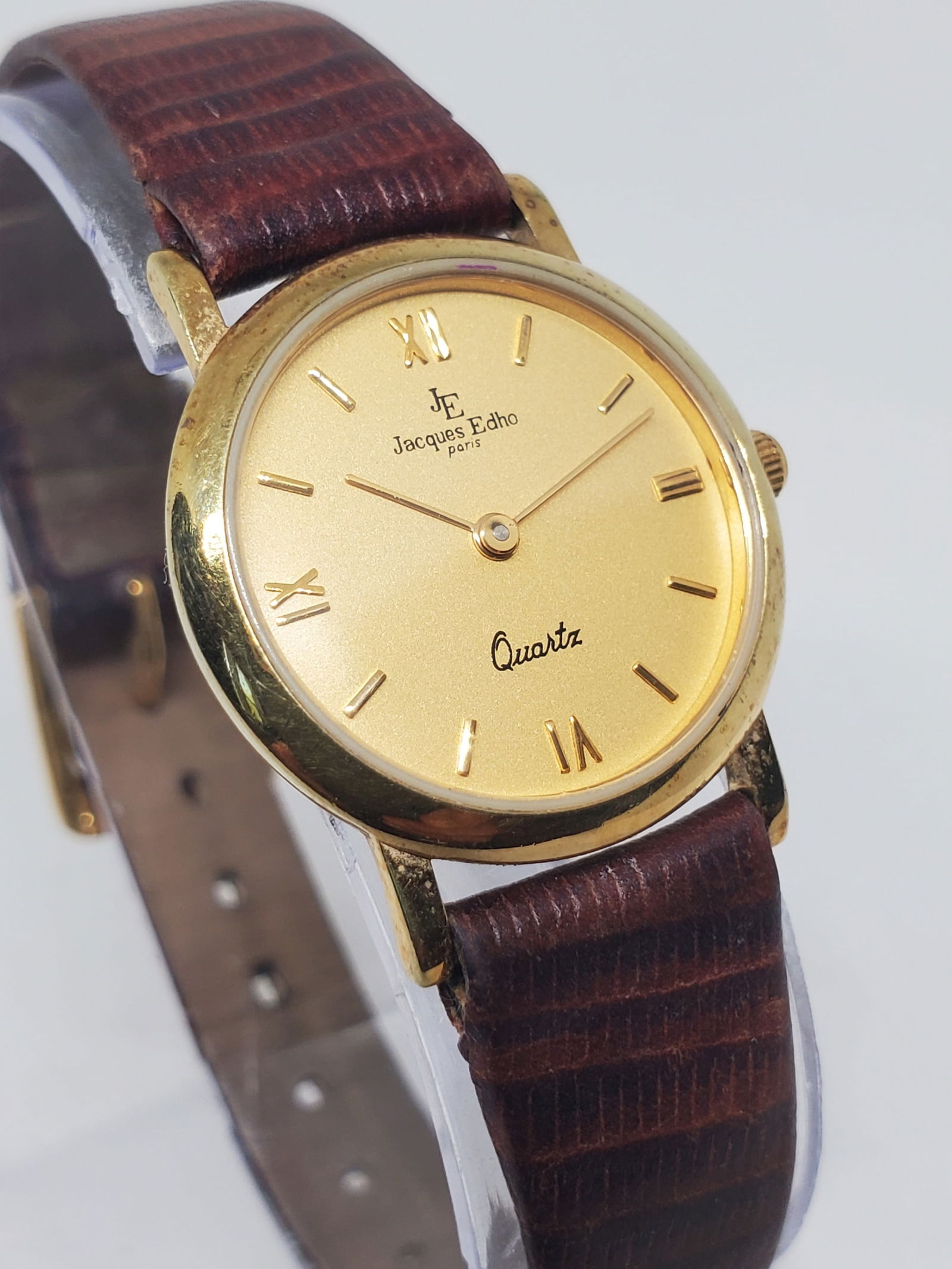 Jacques Edho Paris 18K Gold Vintage Quartz Dress Watch Swiss, 1988 to 1993: This elegant Jacques Edho Paris model 4014 is a refined vintage dress watch that reflects classic French design paired with reliable Swiss quartz precision. Founded in Paris, Jacques Edho emerged duri