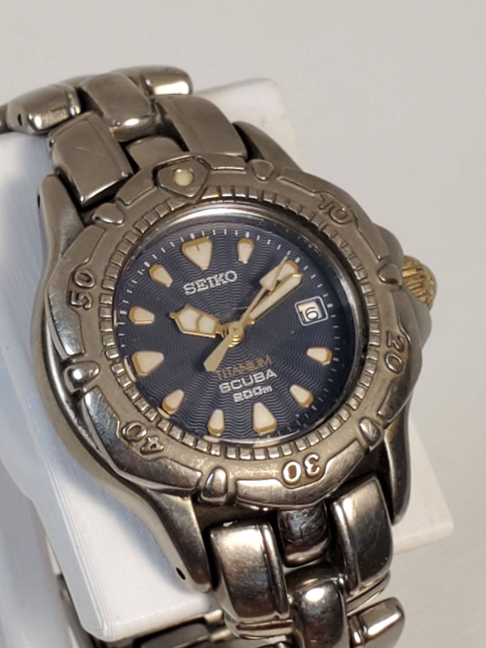 Seiko Scuba Titanium Quartz Diver Blue Dial 200m Ladies Watch, 1995: This Seiko Scuba Titanium is a refined yet highly functional vintage diver that blends understated elegance with true tool watch credibility. Crafted with a lightweight titanium case, it offers except