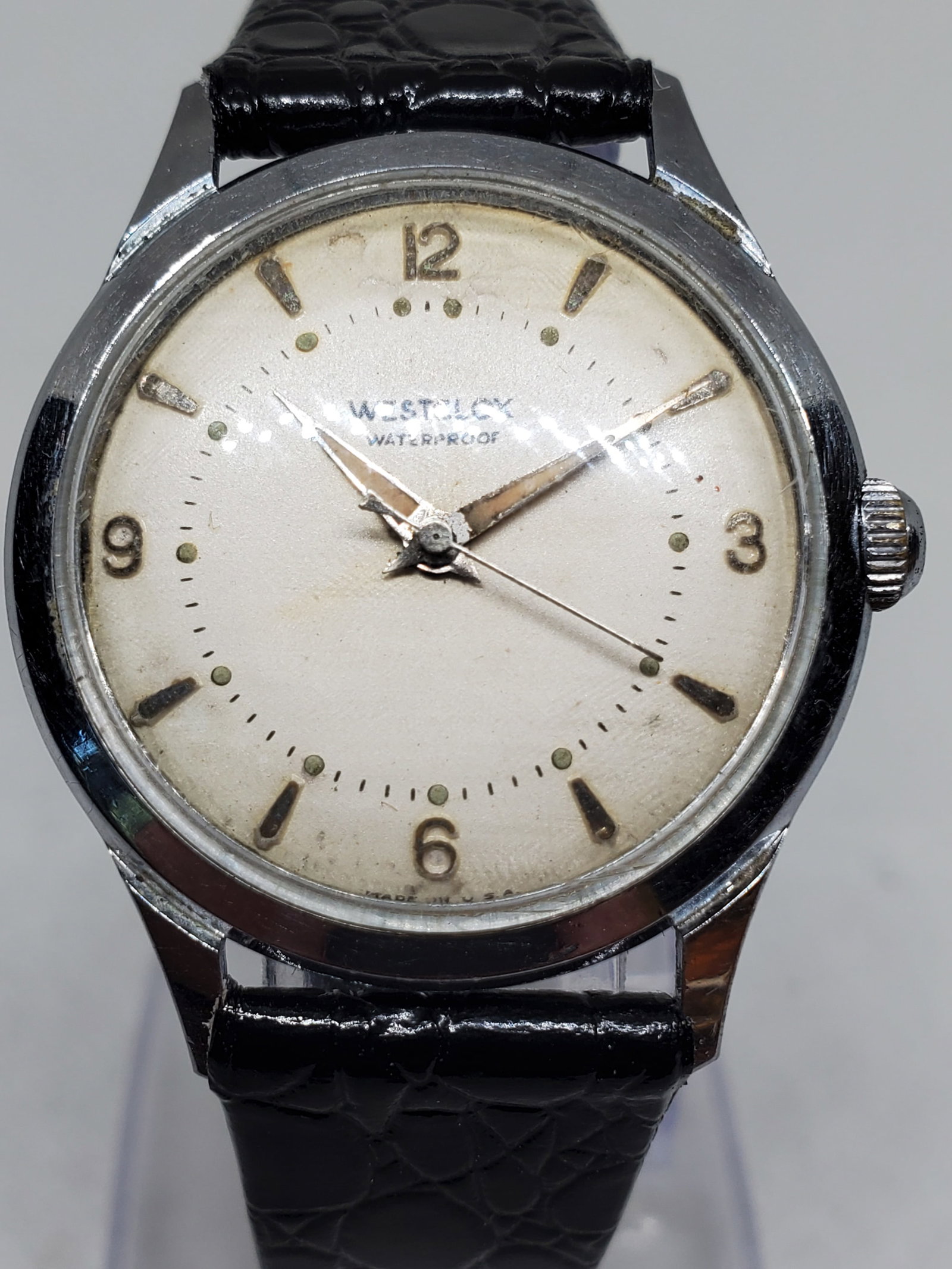 Vintage Westclox Model 689 Manual Watch 34mm White Dial USA, mid 1950s to early 1960s: This vintage Westclox Model 689 offers timeless simplicity and everyday elegance, showcasing the classic American style that made Westclox a trusted name for generations. With a silver tone case and c