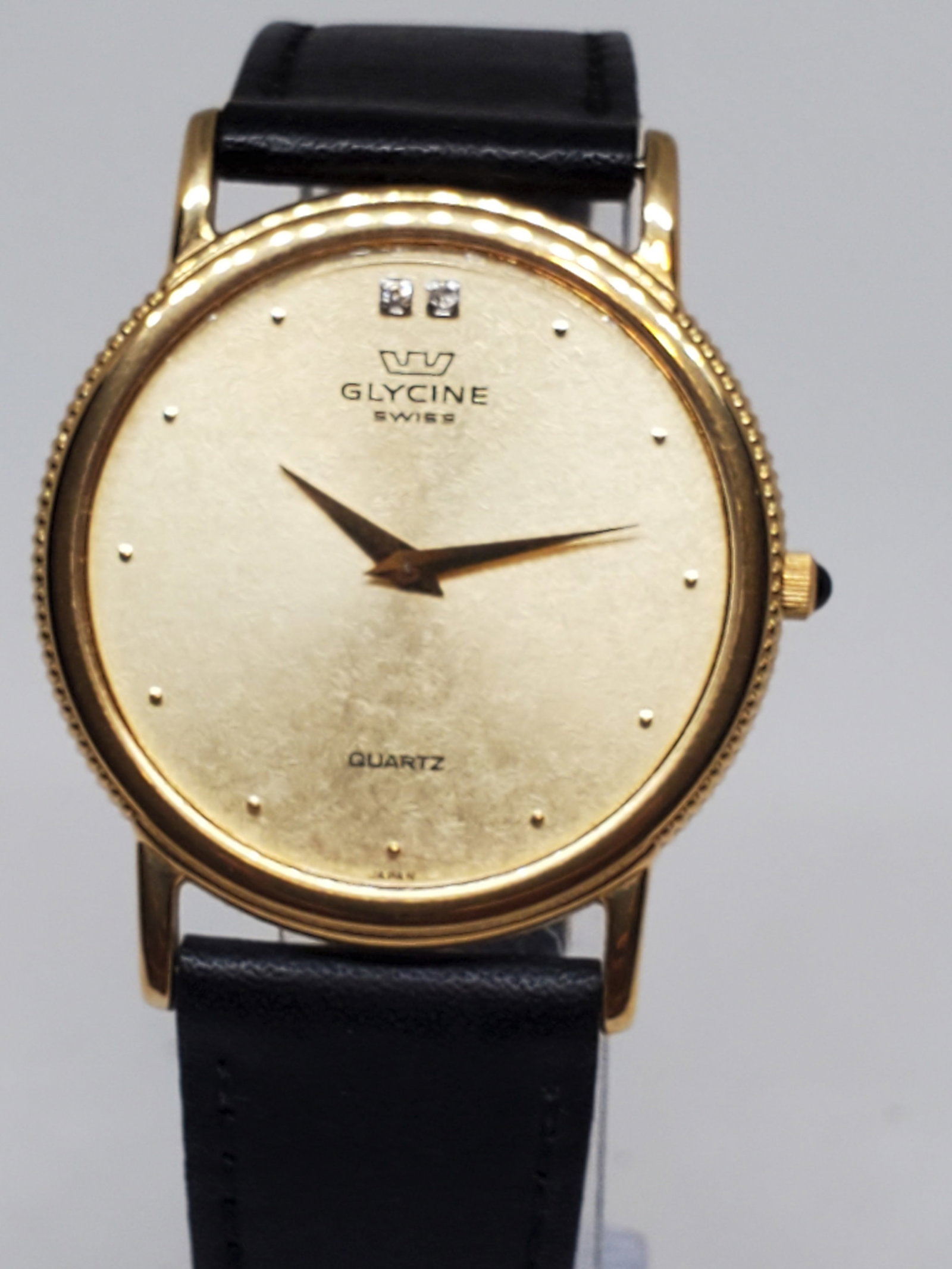 Glycine Dore Gold Plated Watch, year 2005: Working condition Glycine Dore, a luxury timepiece that exudes sophistication and class. With its 1.3" (32mm) gold plated case and diamond accents, this watch is not just an accessory but a statement