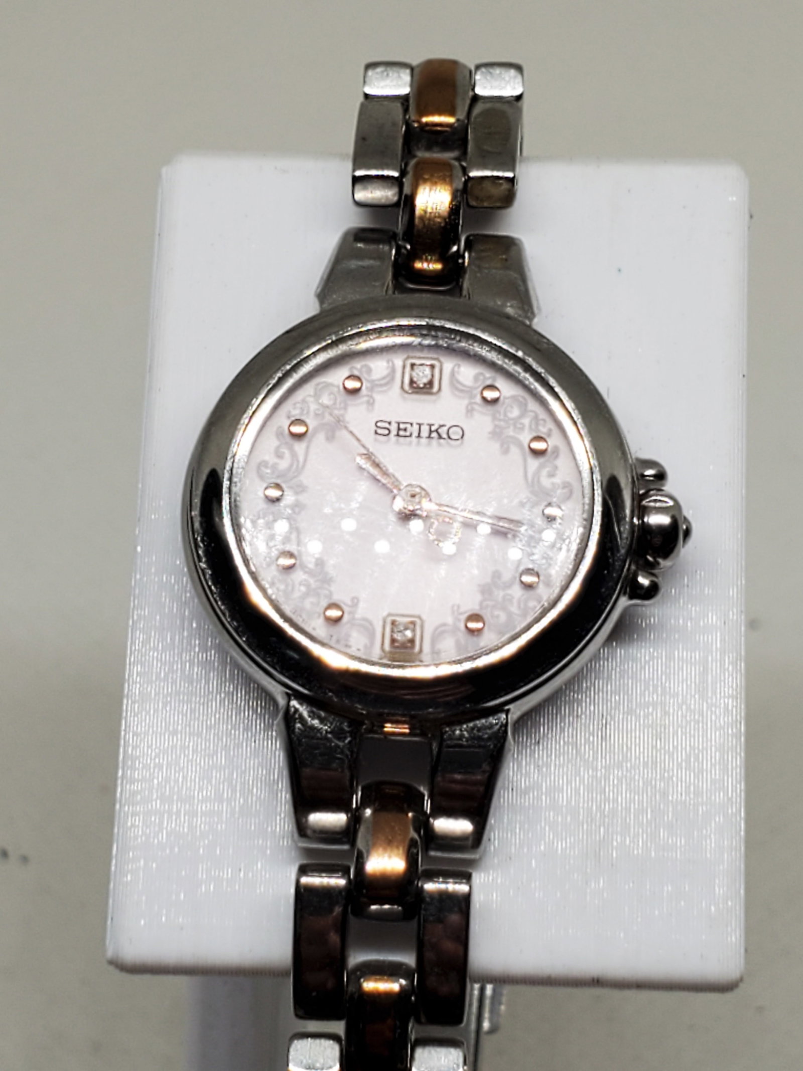 Seiko Solar V117 0AG0 Women?s Diamond Dial Dress Watch Elegant Two Tone, 2010s: This Seiko Solar V117 0AG0 embodies refined elegance and timeless sophistication, showcasing Seiko?s renowned craftsmanship and enduring quality. The watch features a delicate 21mm silver tone stainle
