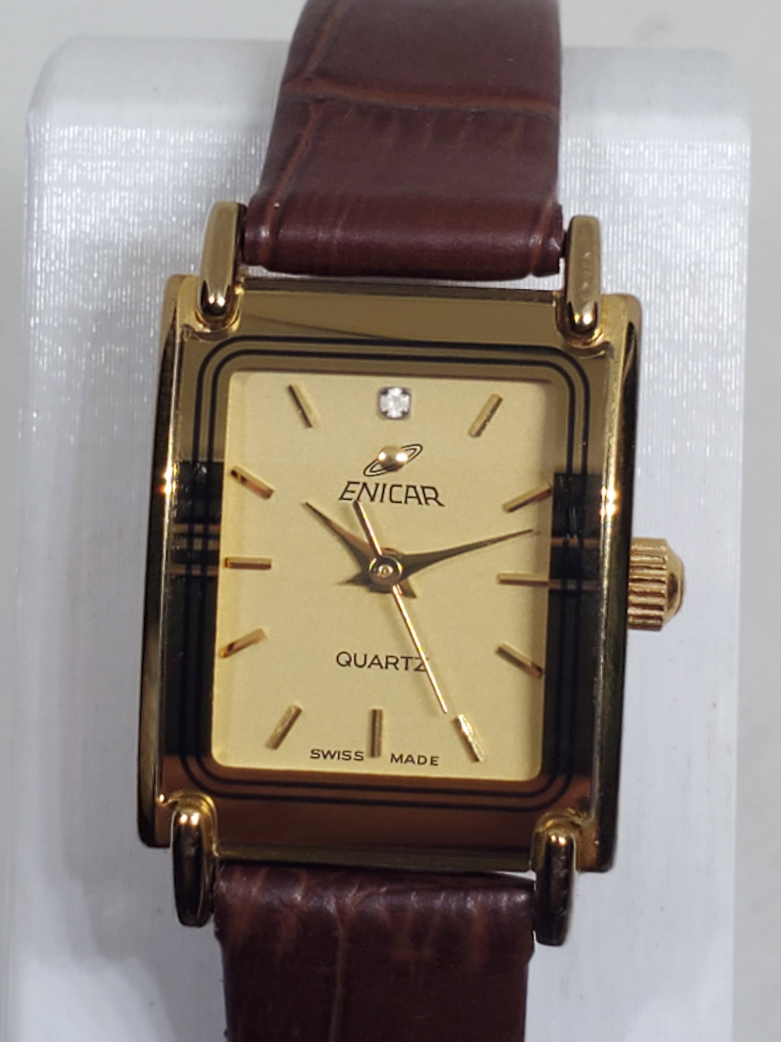 Elegant Enicar 980.9931L Gold Plated Swiss Quartz Dress Watch 19x22mm, late 1980s to early 1990s: This elegant Enicar 980.9931L quartz wristwatch showcases the refined Swiss craftsmanship and timeless aesthetic that have defined the brand since its founding in 1913 by Ariste Racine in La Chaux de
