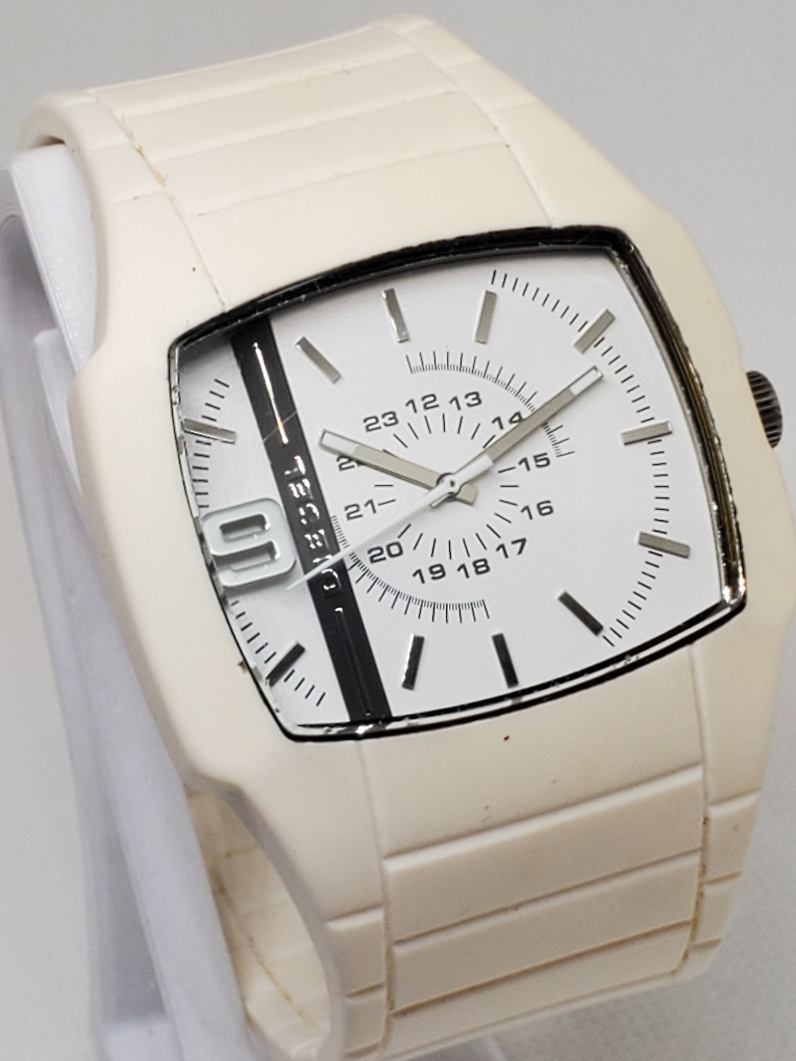 Diesel White Only the Brave DZ 1321 Watch, 2010s: Make a bold statement with the Diesel DZ 1321 running , a sports watch that blends modern style with the durability and functionality Diesel is known for. Its sleek white case and matching white dial