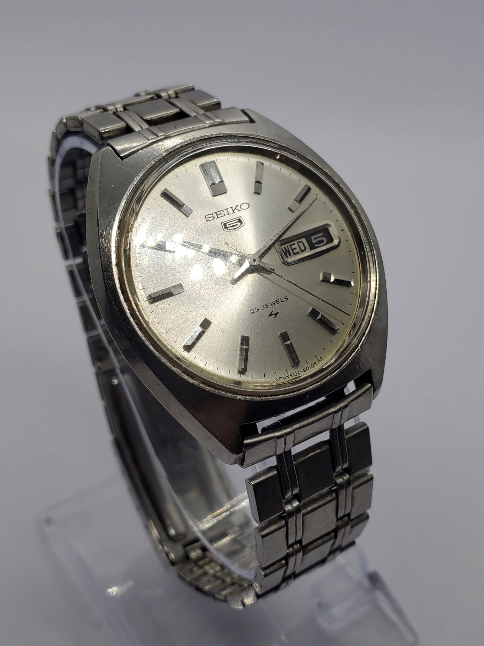 Vintage Seiko 5 Automatic 5126-8010 Silver Dial Day Date 23J, 1970: This vintage Seiko 5 5126-8010 automatic wristwatch exemplifies timeless elegance, everyday prestige, and the legendary durability that made Seiko a global icon. Founded by Kintaro Hattori in 1881 in
