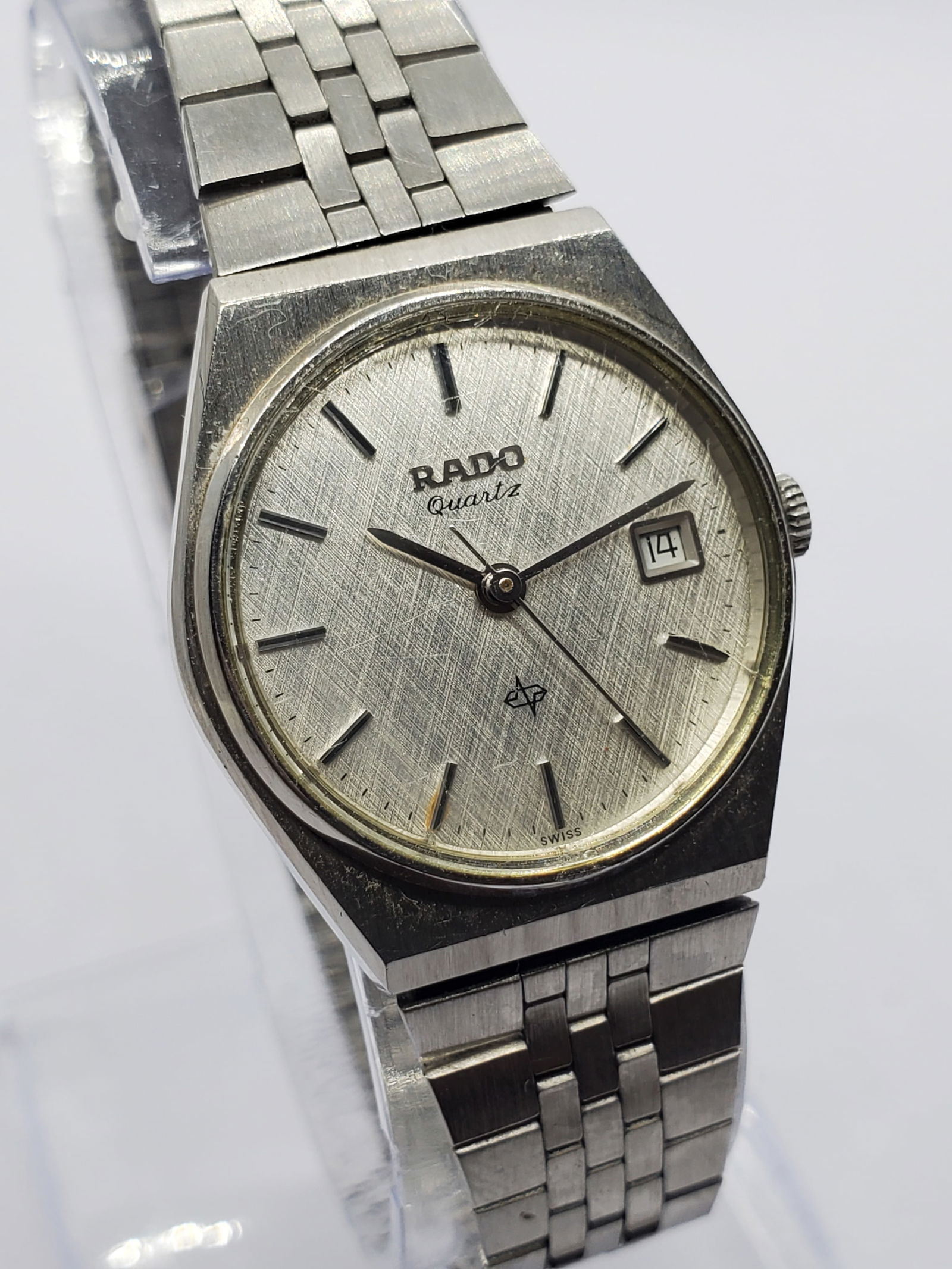 Vintage Rado 111.9520.4 Quartz Dress Watch Silver Linen Dial Swiss, 1978 to 1982: This elegant vintage Rado 111.9520.4 quartz dress watch reflects the brand?s reputation for refined Swiss design, durability, and understated prestige. Featuring a silver tone case and a striking silv