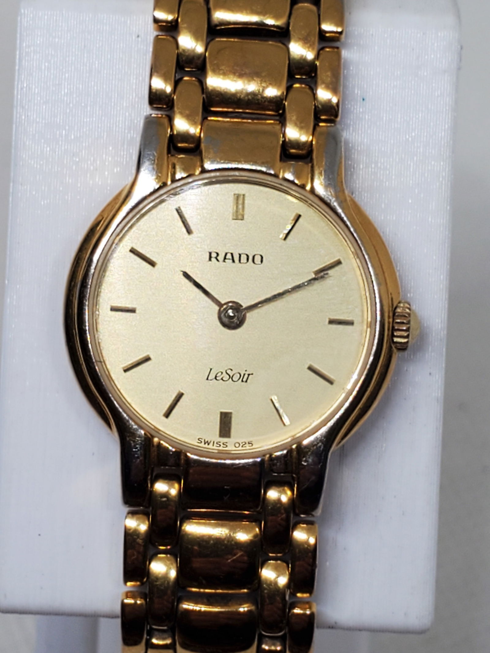 Elegant Rado Le Soir 204.3635.2 Gold Tone Quartz Swiss Watch 22mm Women?s, 1990s: Experience refined Swiss luxury with this elegant Rado Le Soir (The Evening) 204.3635.2 wristwatch, a timeless piece that embodies the brand?s heritage of precision, sophistication, and durability. Cr