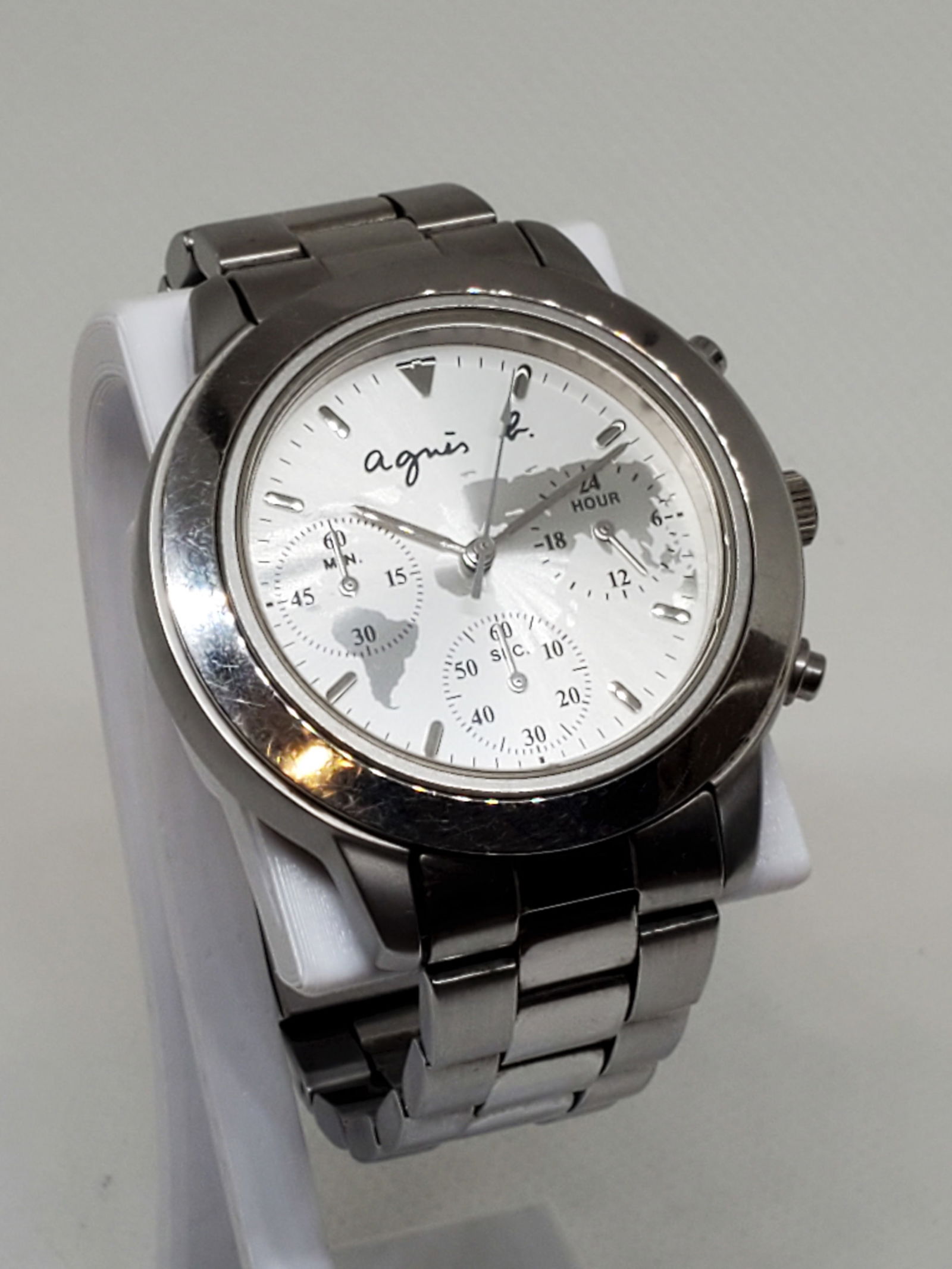 Agnes B Ladies Chronograph Watch, 2000s: The Agnes B V654 5100 offers a perfect blend of casual elegance and contemporary design, ideal for those who value both style and function running . Its 37 mm circular silver dial is enhanced by three