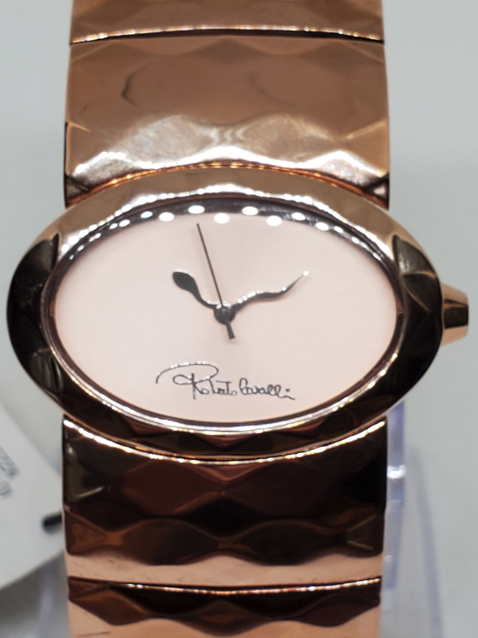 Roberto Cavalli Watch Rose Gold Tone New Wrapped with Box: Working condition the Roberto Cavalli R7253133615, a watch that epitomizes luxury and sophistication. Its sose gold oval dial, exudes a refined elegance that perfectly complements its polished metalli