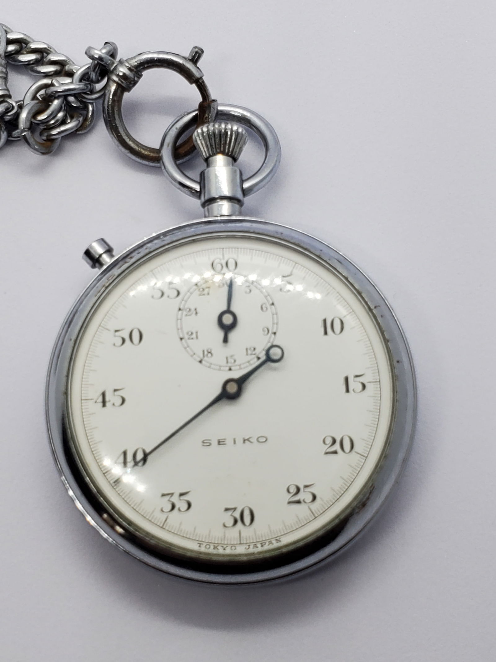 Vintage Seiko Mechanical Stopwatch 47mm White Dial Chain Japan Sports Timer: This vintage Seiko mechanical stopwatch reflects the brand?s long standing reputation for precision engineering, durability, and functional elegance. Designed for professional timing and sports use, i