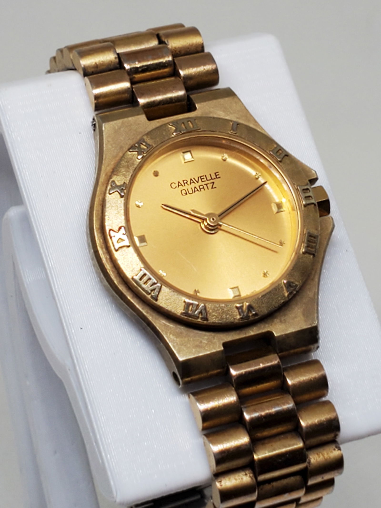 Bulova Caravelle Gold Plated 18K P7 Watch, 1990s: Working condition Bulova Caravelle P7 is a striking luxury watch, perfect for those who appreciate both elegance and precision. Featuring a sleek 22mm circular case with a radiant gold dial, this quar