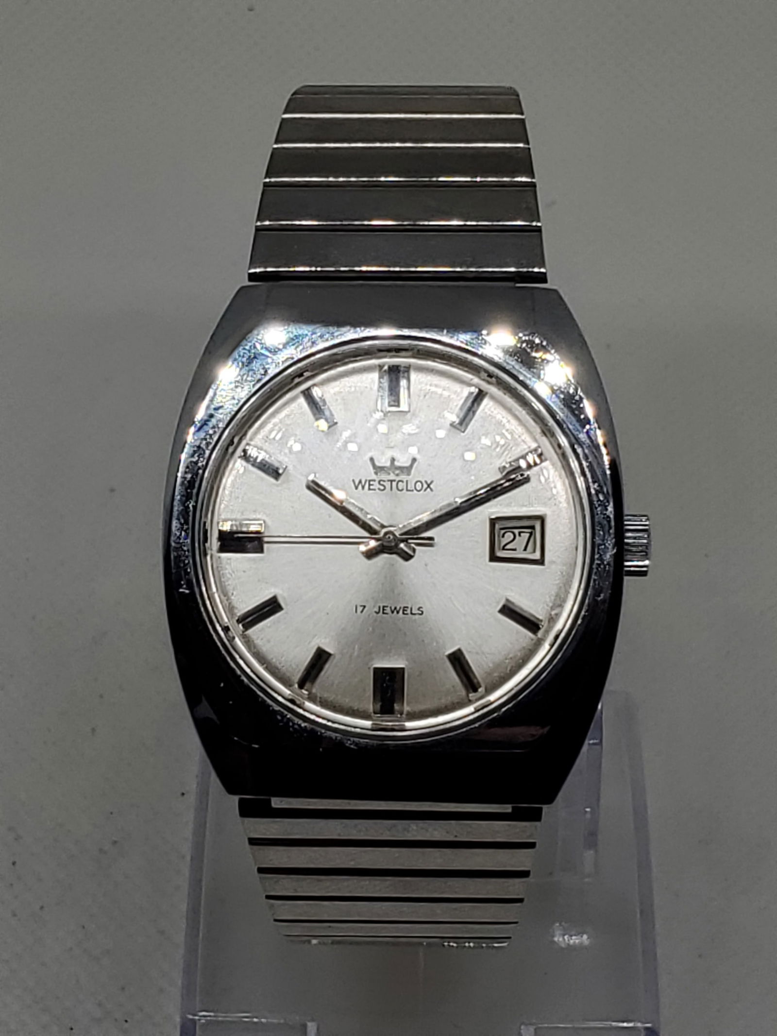 Vintage Westclox Crown 17 Jewels Manual Watch Silver Dial Date Display 1970s: This elegant Westclox Crown 17 Jewels Manual Watch embodies the classic sophistication of 1970s timepieces. The refined silver tone case and sunburst silver dial radiate understated luxury, enhanced b