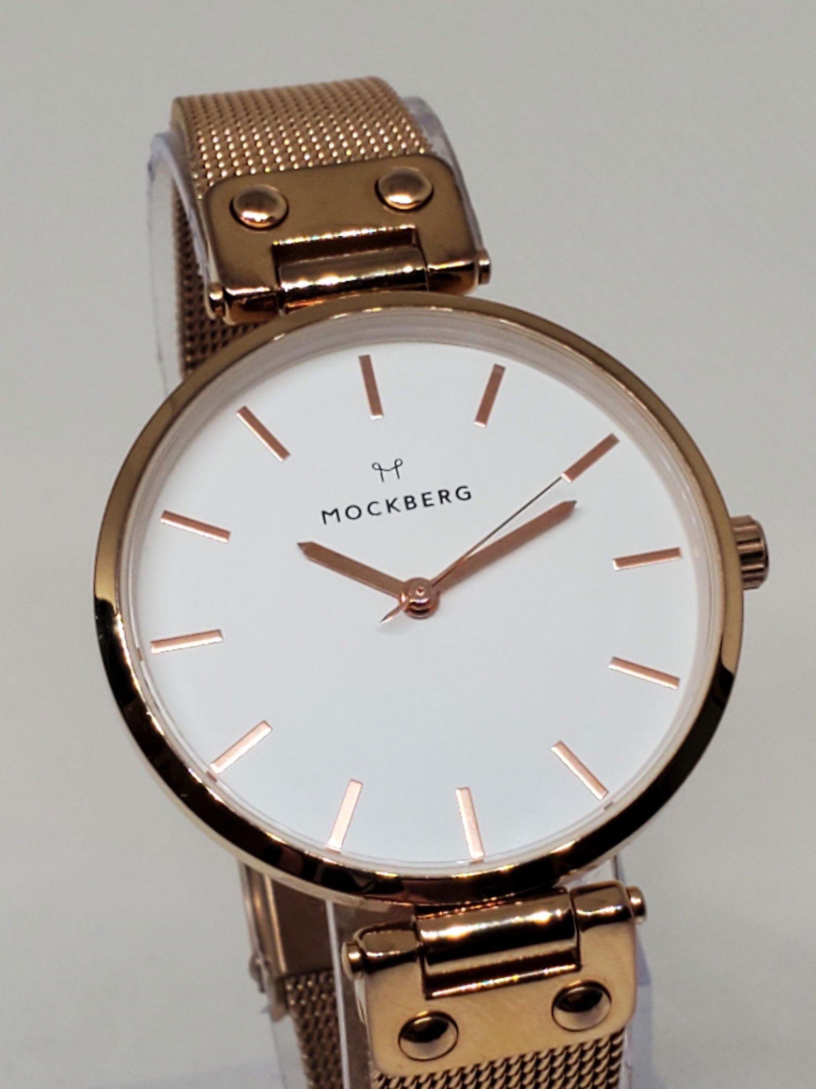 Mockberg Sweden Rose Gold tone Watch: Discover the refined elegance of the Mockberg MO643 running , a watch that combines minimalist Scandinavian design with timeless sophistication. This rose gold tone timepiece features a clean white di