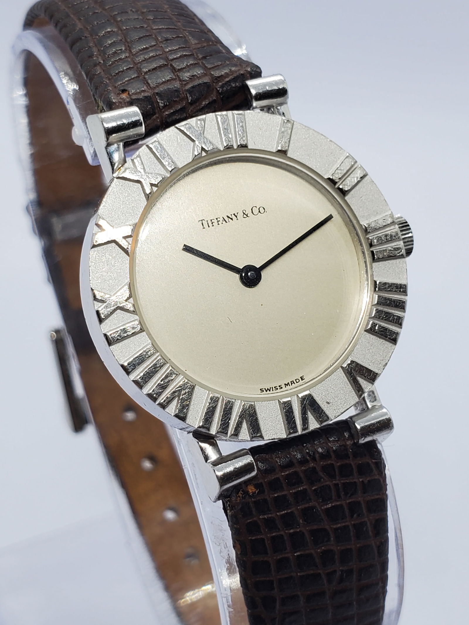Tiffany Atlas 35 0640 Sterling Silver 925 Roman Bezel 24mm, 1990s, Working: This Tiffany Atlas 35 0640 is a refined expression of New York luxury, crafted in a sterling silver 925 case with the iconic Roman numerals engraved on the bezel. The warm ivory tone dial features a s