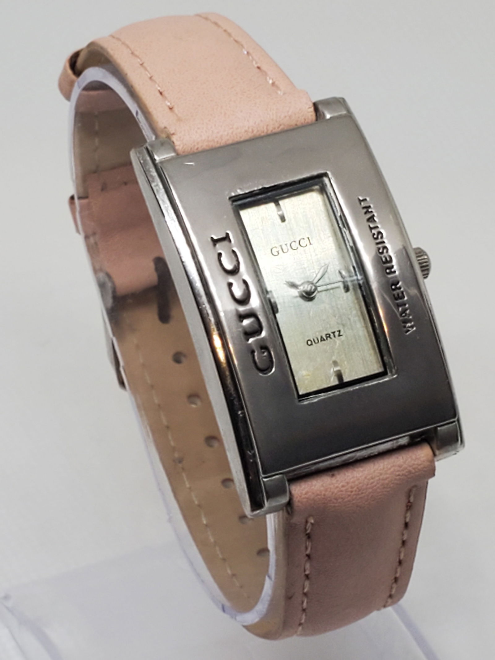 Gucci 1900L Stainless Steel Ladies Watch, 1999 to 2003 , Working: Gucci 1900L ladies' dress watch in operating condition, a true statement of Italian luxury and refinement. Featuring a stainless steel case that exudes durability and timeless charm, this elegant piec