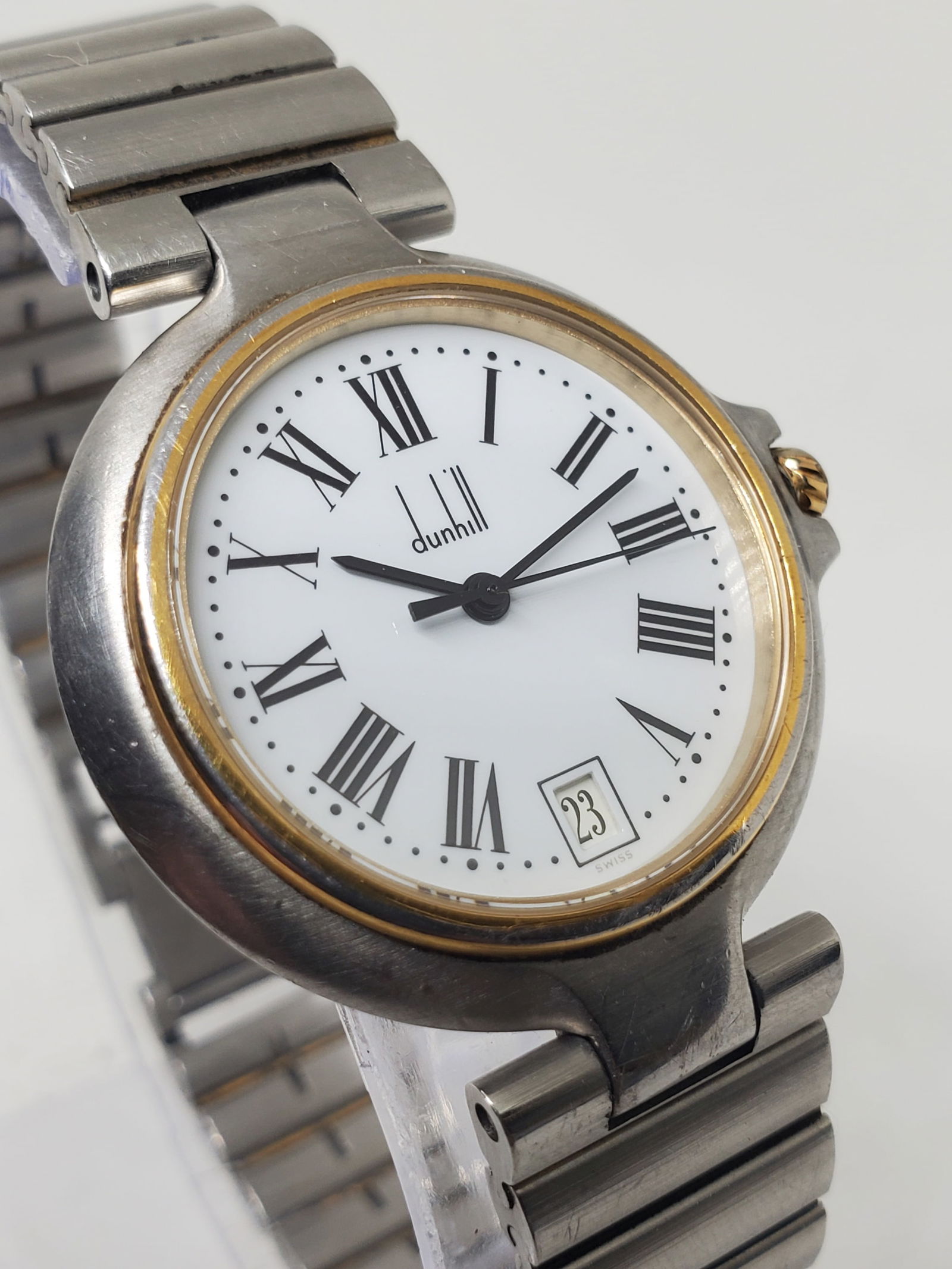 Dunhill Quartz Roman Dial Dress Watch Swiss Made With Box 32 mm, 1998, Working: Experience refined British elegance with this Dunhill model 6 53603 LQ quartz dress watch, a sophisticated timepiece that blends prestige, daily usability, and enduring durability. Founded in 1893 in