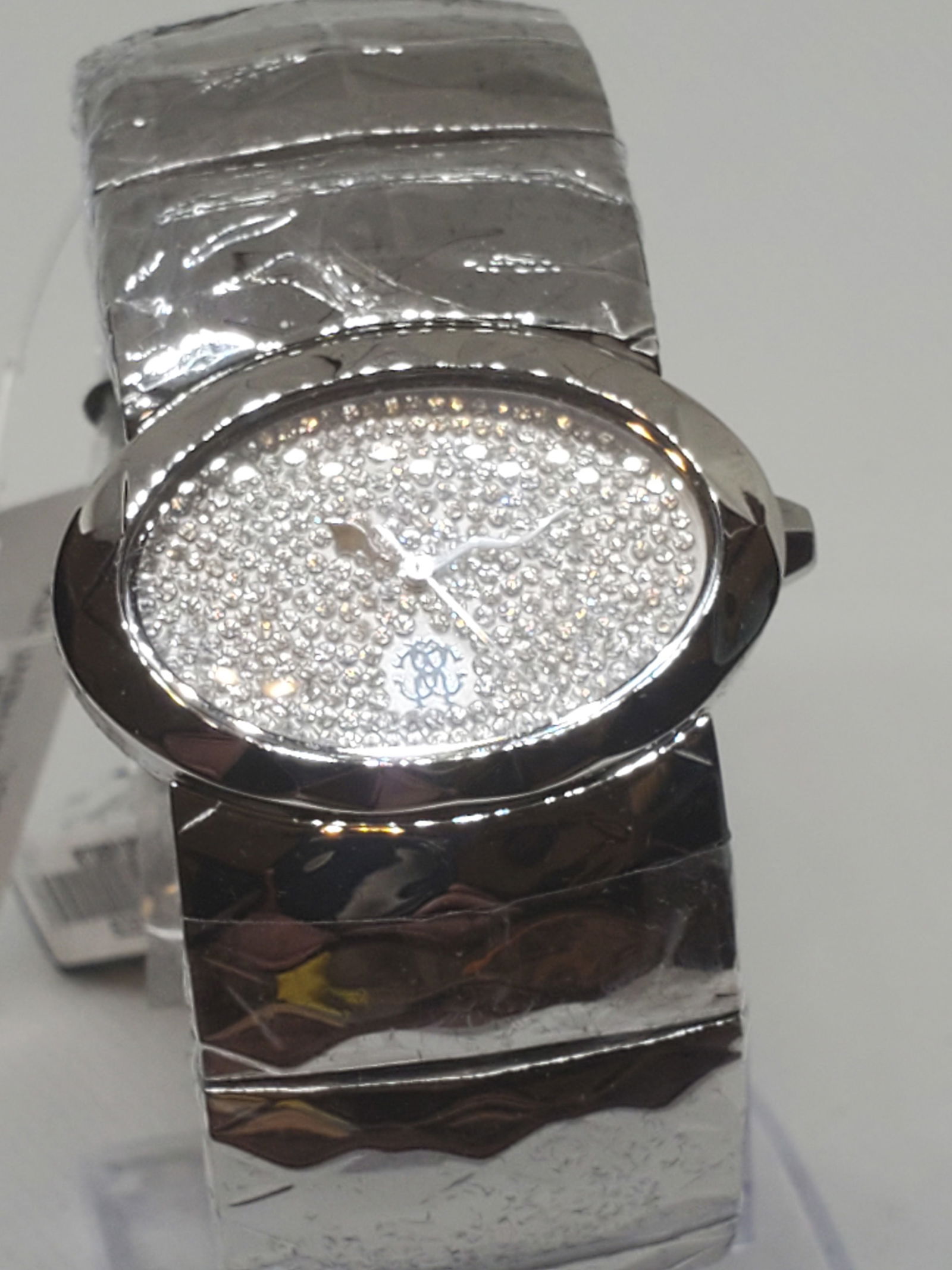 Roberto Cavalli Watch New Wrapped with Box, Working: Working condition the Roberto Cavalli R7253133615, a watch that epitomizes luxury and sophistication. Its silver tone oval dial, adorned with shimmering rhinestones, exudes a refined elegance that per