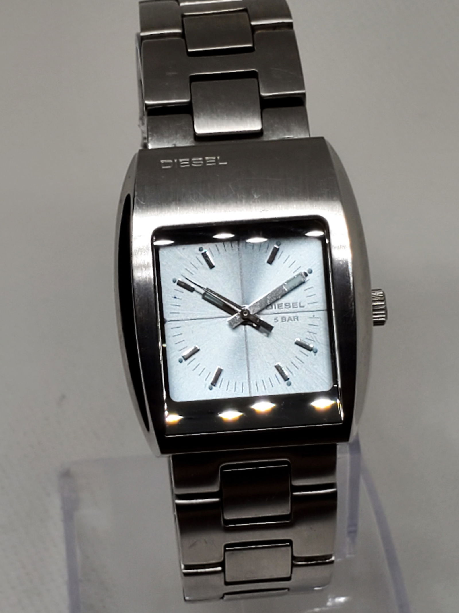 Diesel Women Silver Tone Watch, 2000s, Working: Elevate your everyday look with the Diesel DZ 1029 running , a true blend of modern elegance and renowned craftsmanship. This watch boasts a silver tone case paired with a striking blue dial, creating