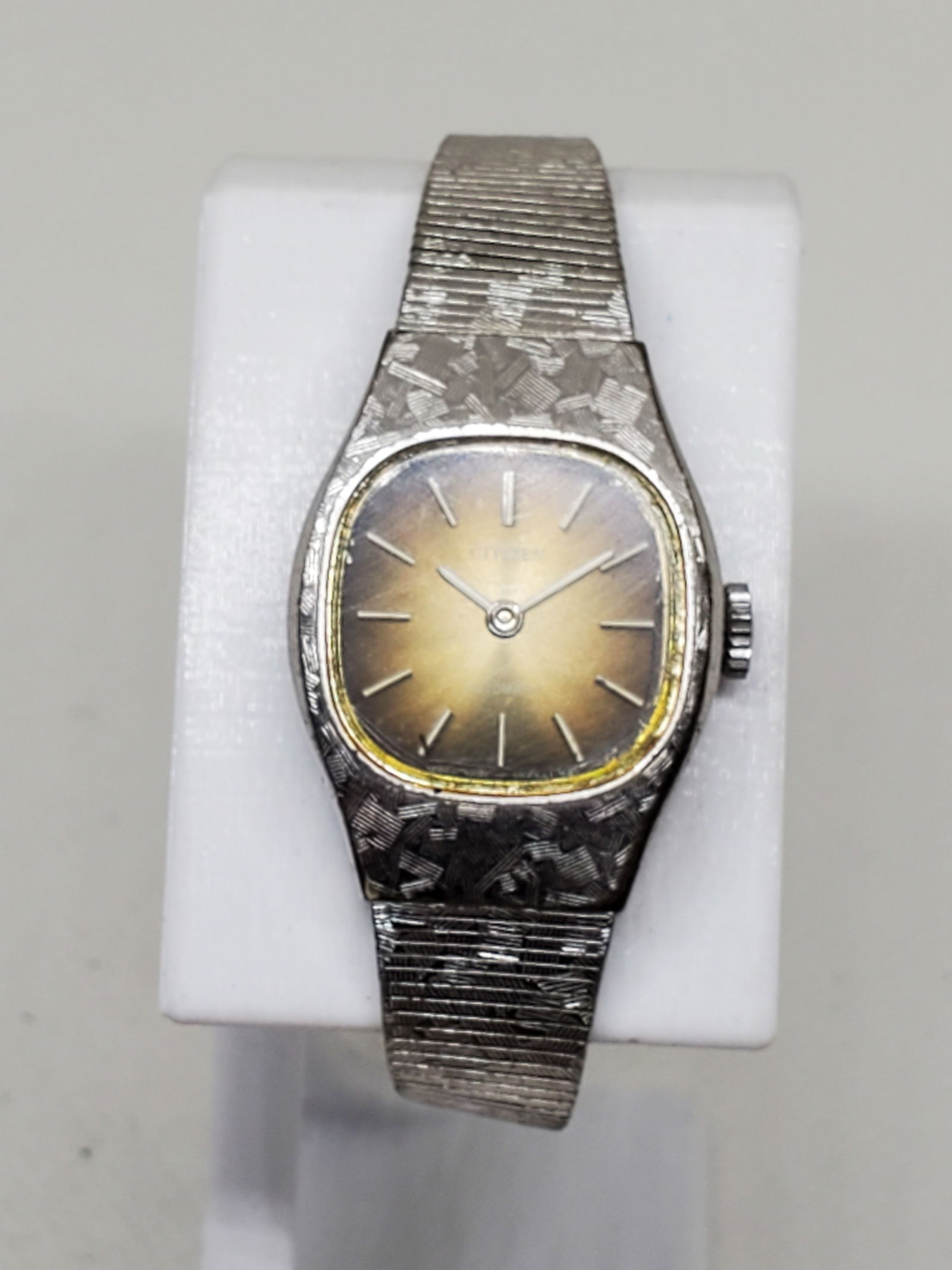 Vintage Citizen Automatic 7020 Florentine Finish Silver Sunburst Dial Women?s Watch 1975 Japan,: This elegant vintage Citizen 7020 Automatic watch embodies the refined craftsmanship for which Citizen has been celebrated since its founding in 1918 in Tokyo, Japan. Designed for timeless sophisticat