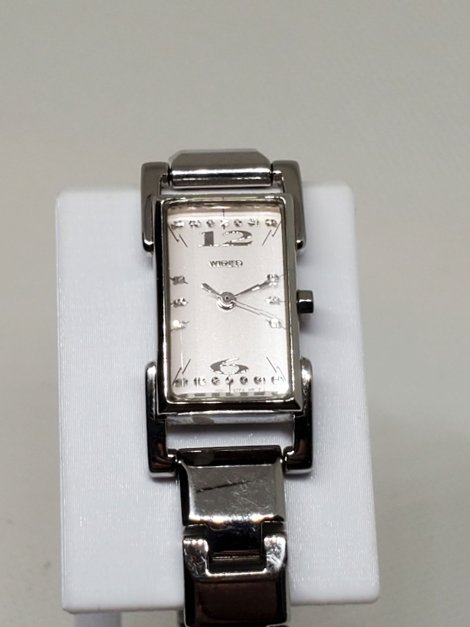 Seiko Wired Cut Glass Watch, 2000s, Working: This running Seiko Wired 1N01 0JZ0 exudes a timeless elegance that captures the refined prestige of the Seiko brand. With a sleek rectangular dial and a sophisticated cut glass windshield, this watch