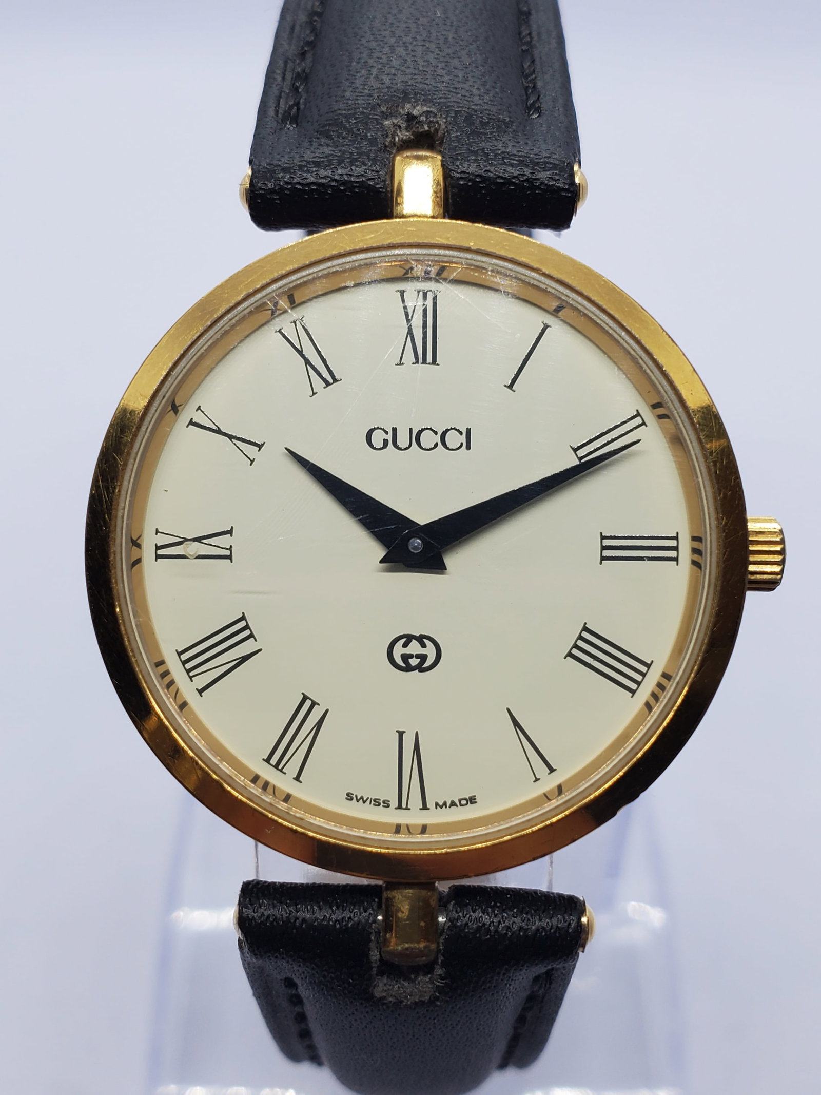 Gucci Sherry Line 2000M Gold Plated Roman Dial 30mm Swiss Dress Watch, Working: This Gucci 2000M Sherry Line Quartz dress watch embodies Italian elegance and understated luxury. Crafted with a gold plated 30 mm case and a refined beige dial accented by classic Roman numerals, it