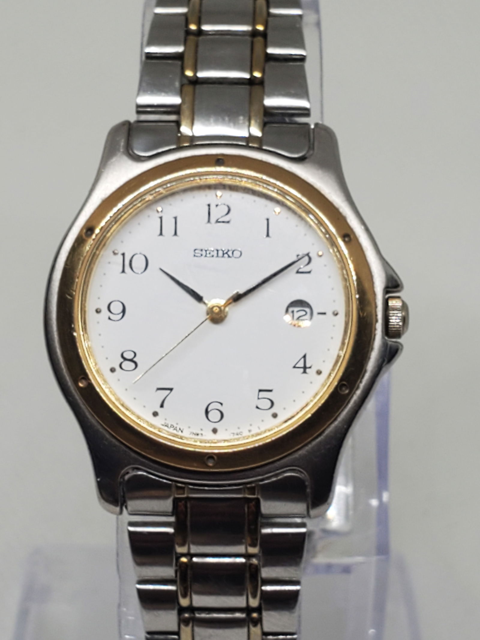 Seiko Spirit Gold Plated Bezel Ladies Watch, 1999, Working: This elegant Seiko Spirit 7N82 0790 offers refined simplicity with a touch of luxury. Featuring a reliable quartz movement, it showcases a classic white dial with date display, surrounded by a stylish