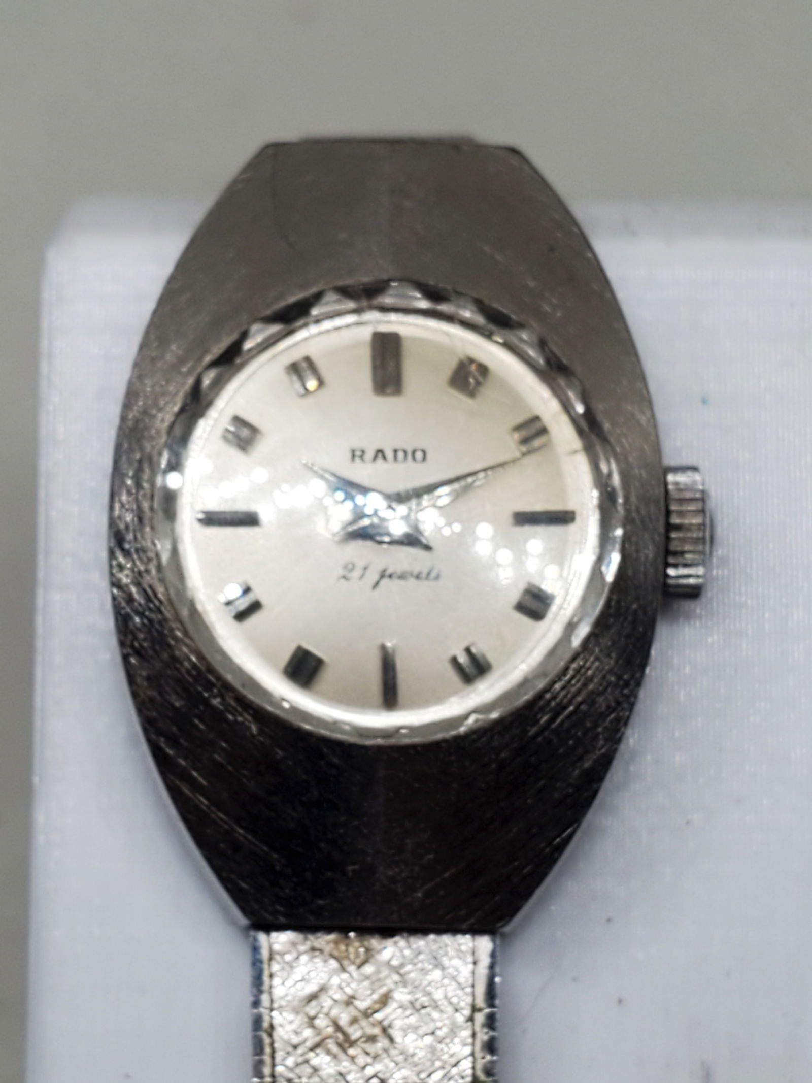 Vintage Rado 21 Jewels Manual Watch Silver Tone Oval Case Swiss Made, late 1960s to early 1970s,: This vintage Rado A413544 showcases the brand?s timeless Swiss craftsmanship and refined elegance. Designed with a sleek silver-tone oval case and a matching metallic bracelet, this piece embodies the