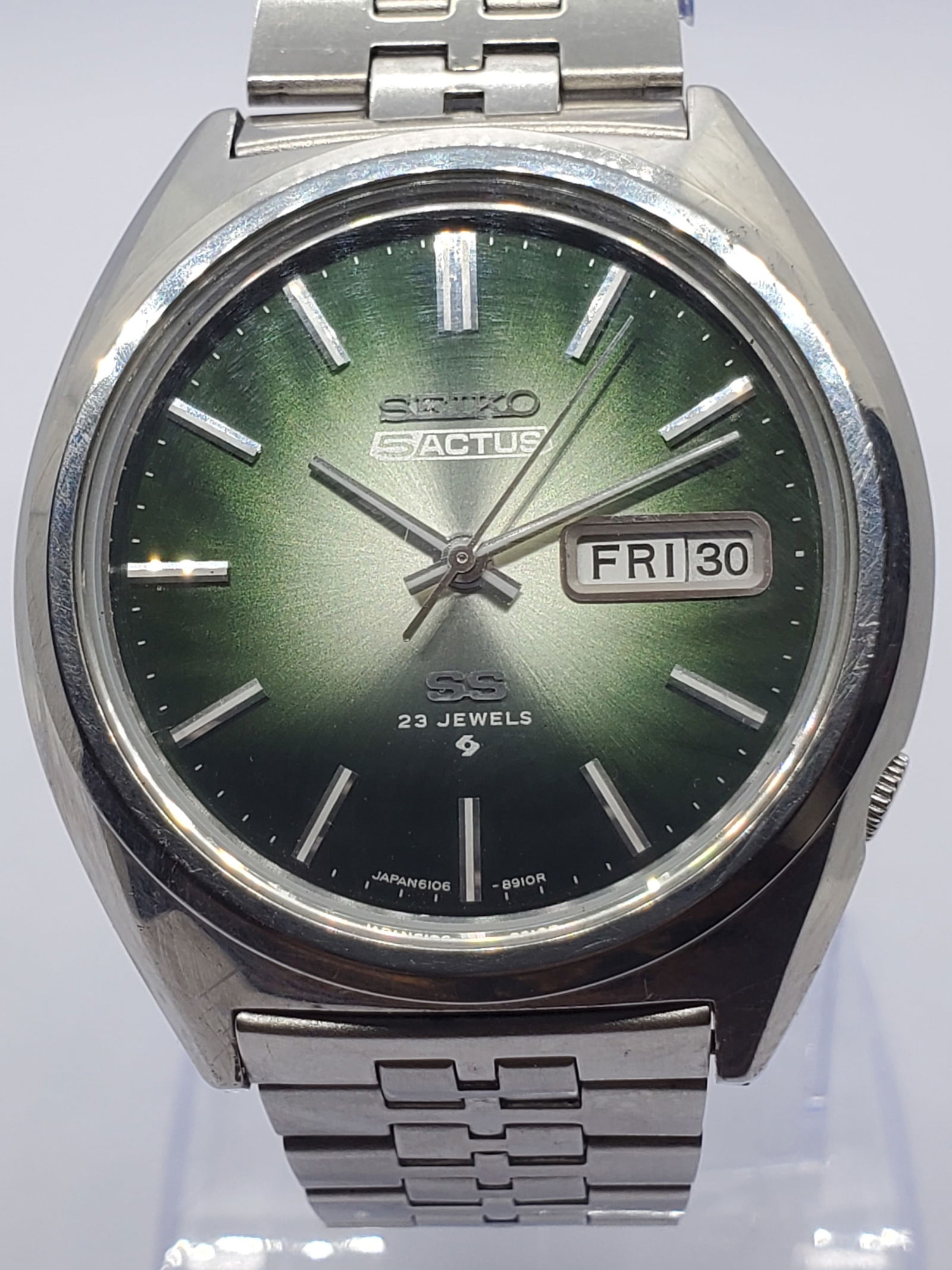 Seiko 5 Actus Emerald Green Dial, SS, 6106 Automatic 23J, Vintage Japan, 1975, Working: This Seiko 5 Actus 6106-8670 automatic watch represents the golden era of Japanese sports watchmaking, combining refined elegance with everyday durability that made Seiko a global benchmark. The stain
