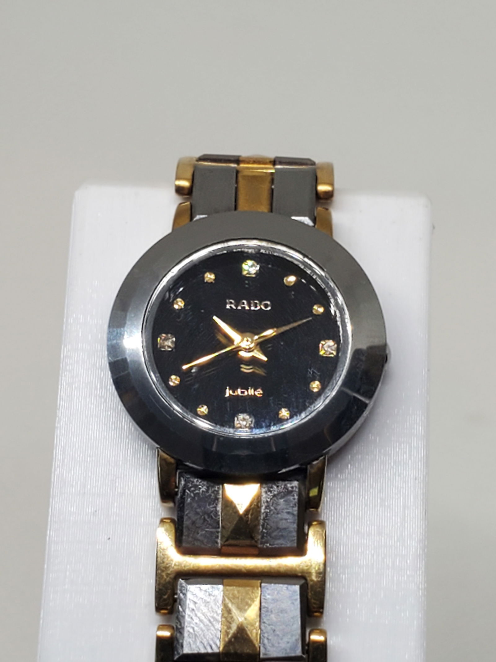 Rado Jubile Tungsten Carbide Ladies Watch, 1990s, Working: Working condition Elevate your style with the Rado Jubile 180.0286.5, a timepiece that redefines luxury and sophistication. This elegant watch features a tungsten carbide case, known for its exception