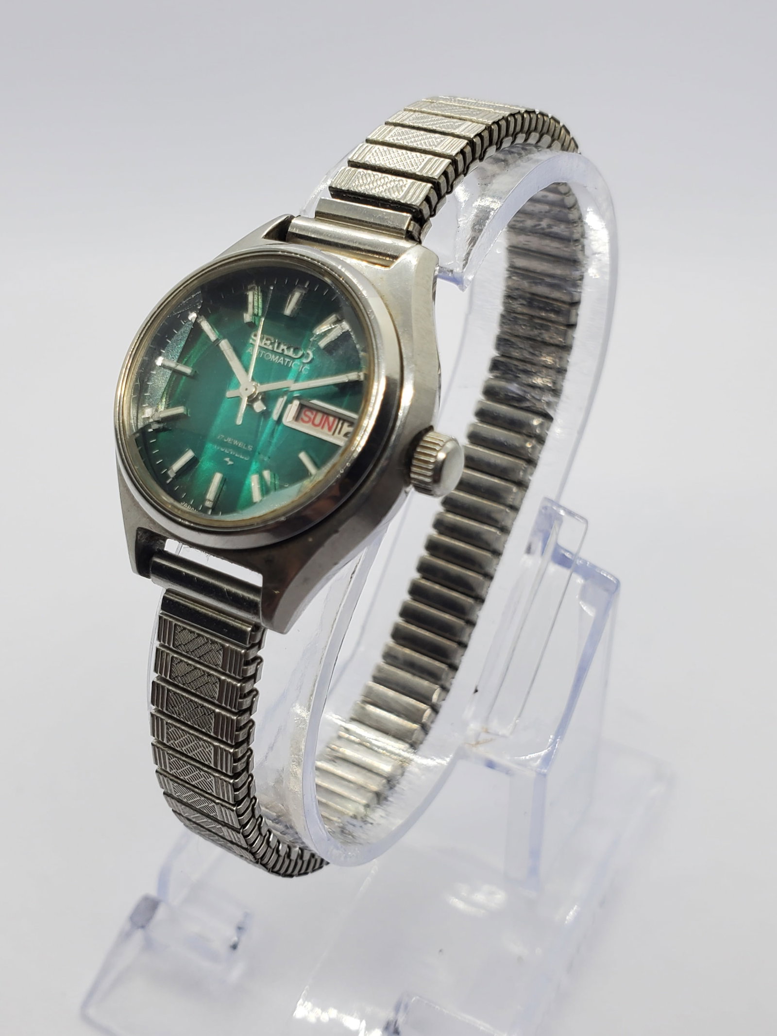 Vintage Seiko 2206 Automatic Emerald Green Dial Ladies Dress Watch, 1974, Working: This vintage Seiko 2206 0510 automatic dress watch showcases the elegance and prestige that define Seiko craftsmanship, a brand founded by Kintaro Hattori in 1881 in Tokyo Japan and renowned for innov