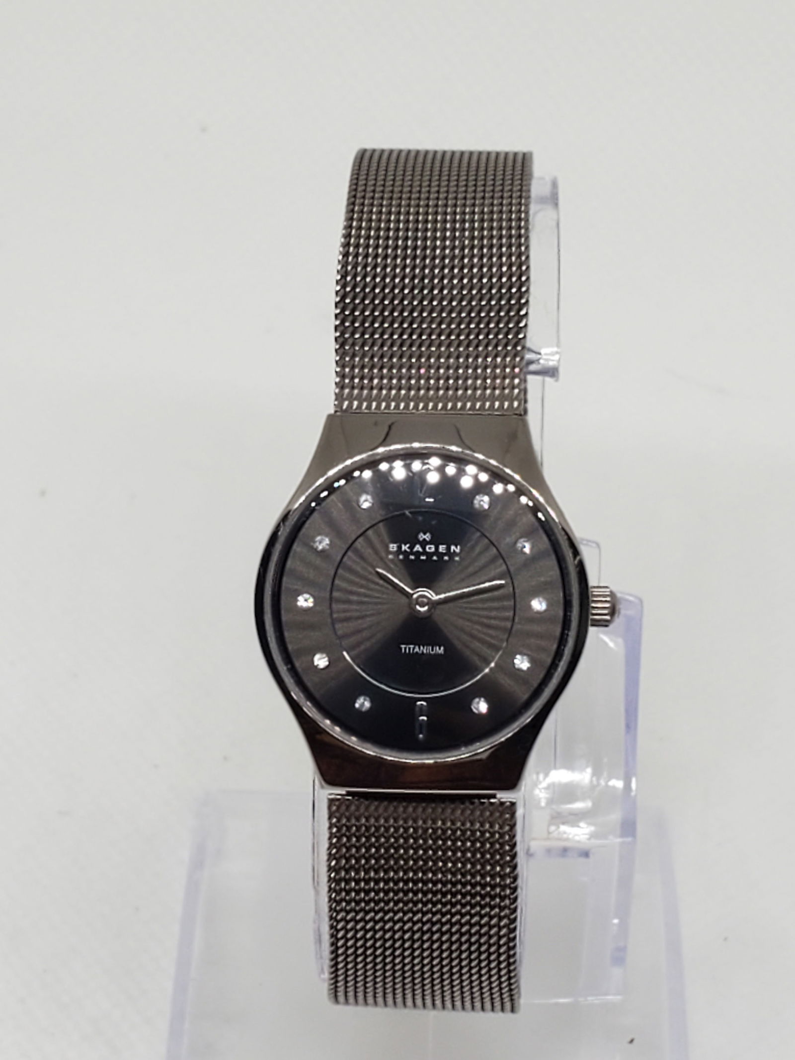 Skagen Titanium Watch with Rhinestones, 2000s, Working: Embrace sleek Danish design with the Skagen 233XSTTM running, a refined quartz dress watch that blends minimalism with a touch of sparkle. Featuring a lightweight titanium case measuring a delicate 0.