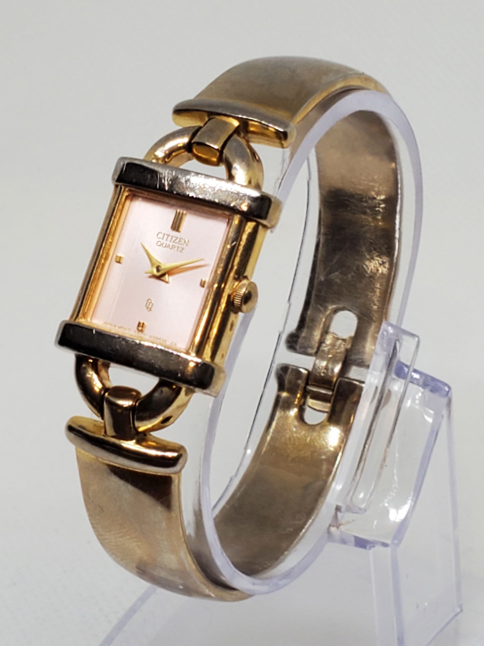 Citizen Quartz Gold Plated Ladies Watch, 1980s, Working: Experience timeless elegance with the Citizen 5920 S48465 running , a watch that embodies sophistication and the prestige of one of the world?s leading watchmakers. This exquisite timepiece features a
