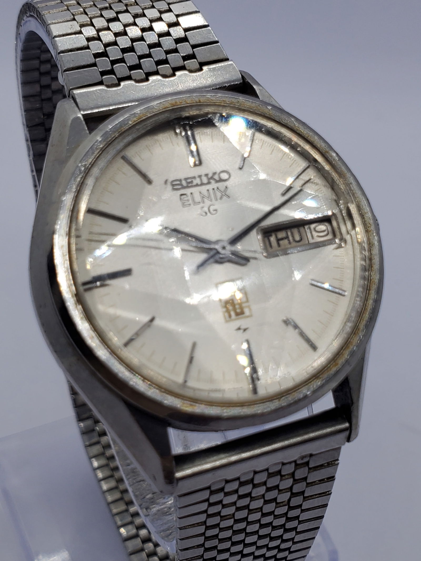 Vintage Seiko Elnix SG Day Date Cut Glass Star Dial Electro Mechanical 32mm Watch, 1974, Working: This vintage Seiko Elnix SG (Superior Grade) 0723-6010 showcases the innovative electro mechanical technology that positioned Seiko at the forefront of horological advancement during the early quartz