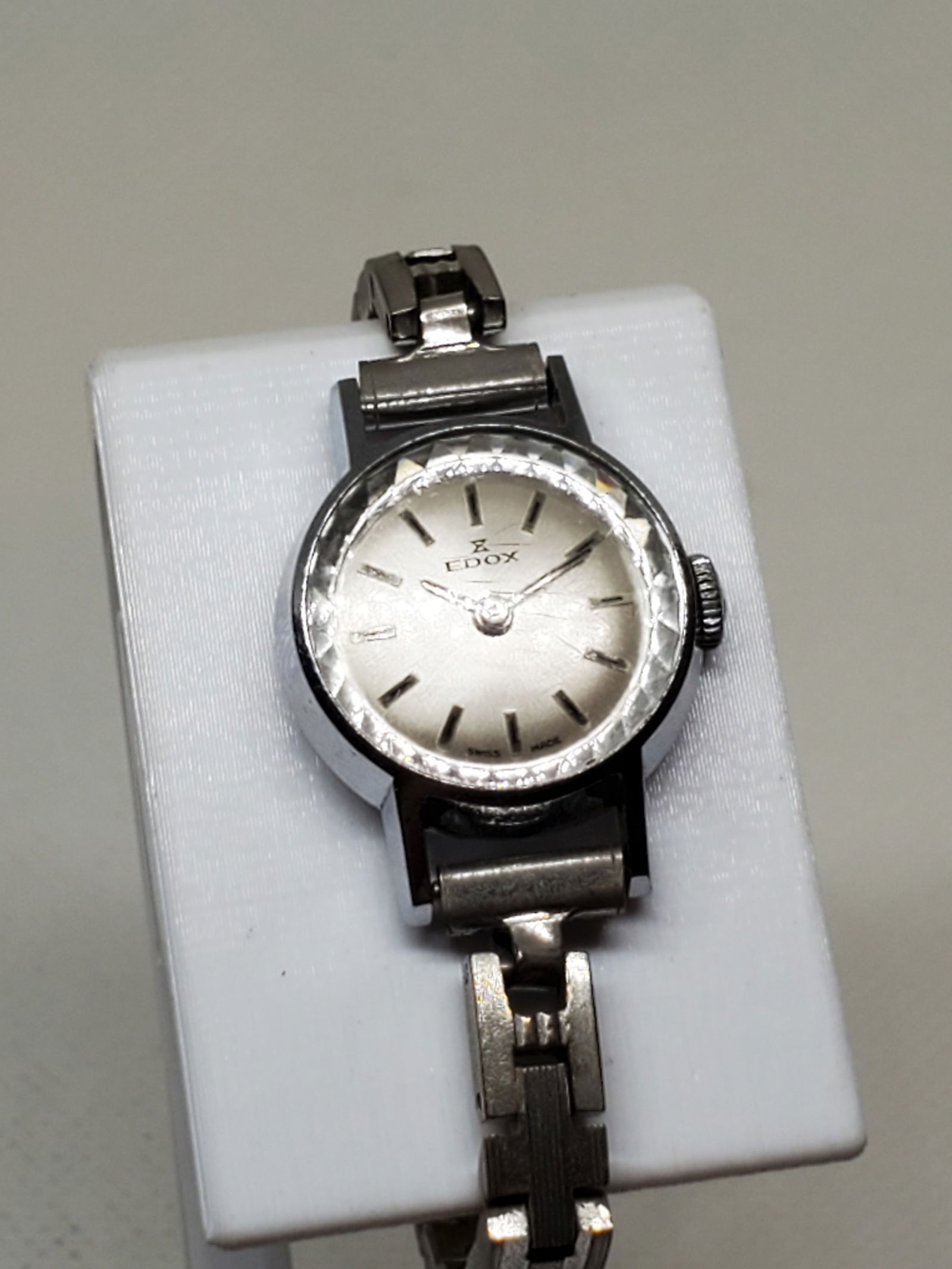 Edox Silver Tone Manual Watch, 1970s, Working: Working condition Edox 200196, a watch that embodies timeless sophistication and Swiss craftsmanship. Featuring a silver tone case and dial paired with an elegant cut glass crystal, this piece exudes