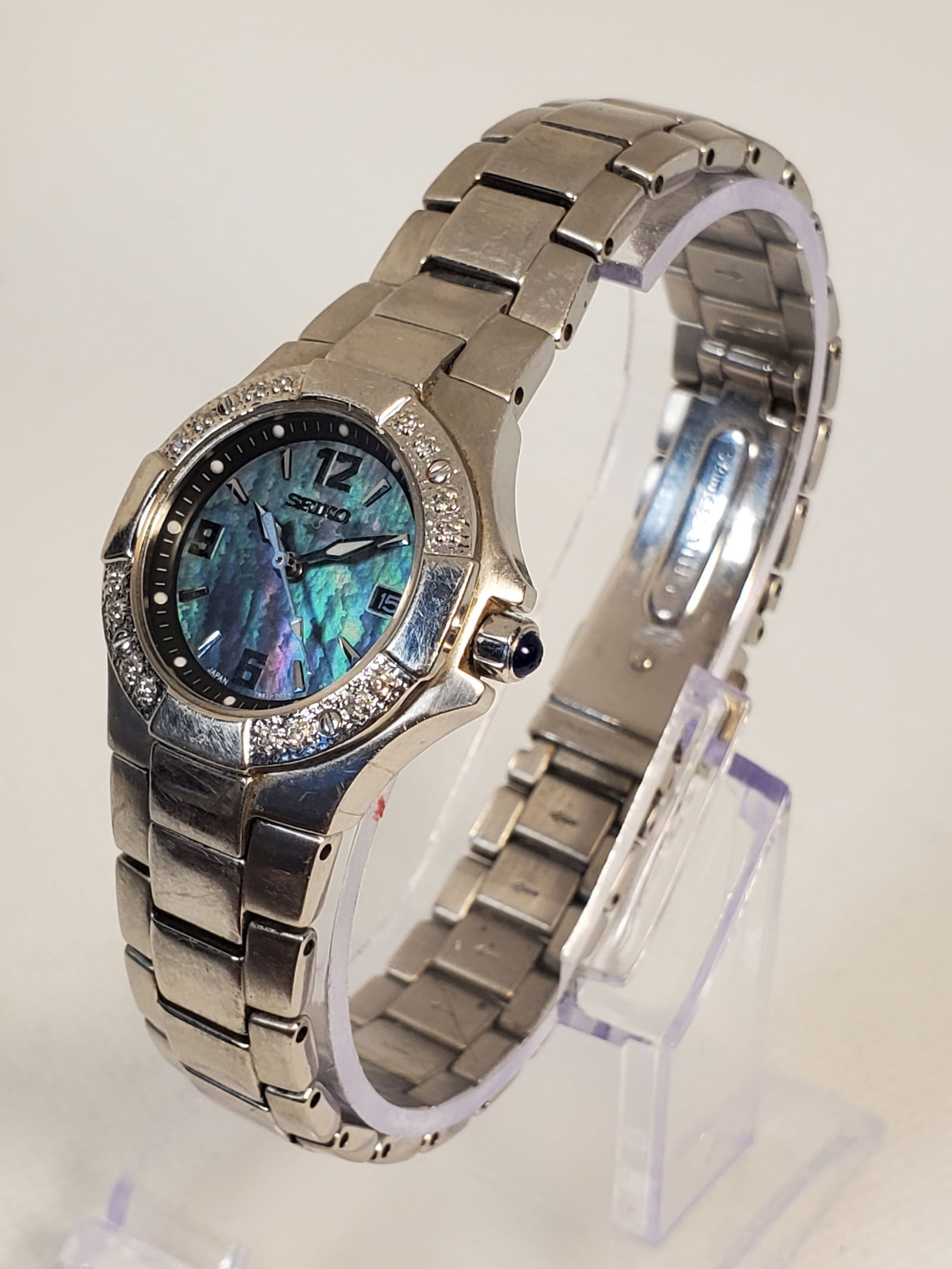 Seiko 12-Diamond Bezel Mother of Pearl Dress Watch, 1999 to 2002, Working: This elegant Seiko 7N82 0BF0 dress watch reflects the brand?s long standing reputation for precision, prestige, and everyday durability, combining refined aesthetics with dependable quartz performance