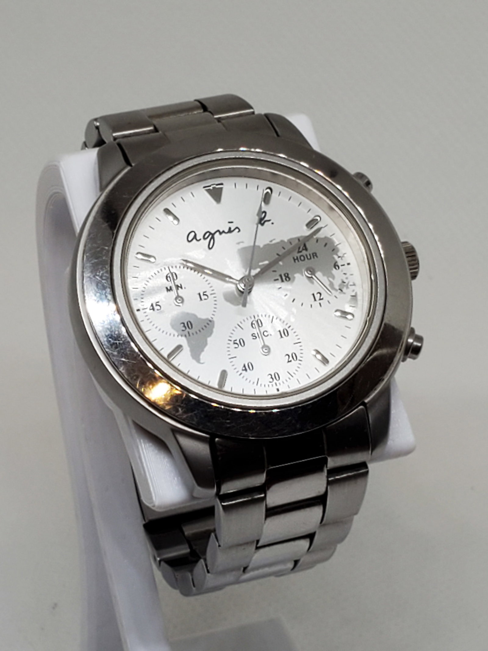 Agnes B Ladies Chronograph Watch, 2000s, Working: The Agnes B V654 5100 offers a perfect blend of casual elegance and contemporary design, ideal for those who value both style and function running . Its 37 mm circular silver dial is enhanced by three