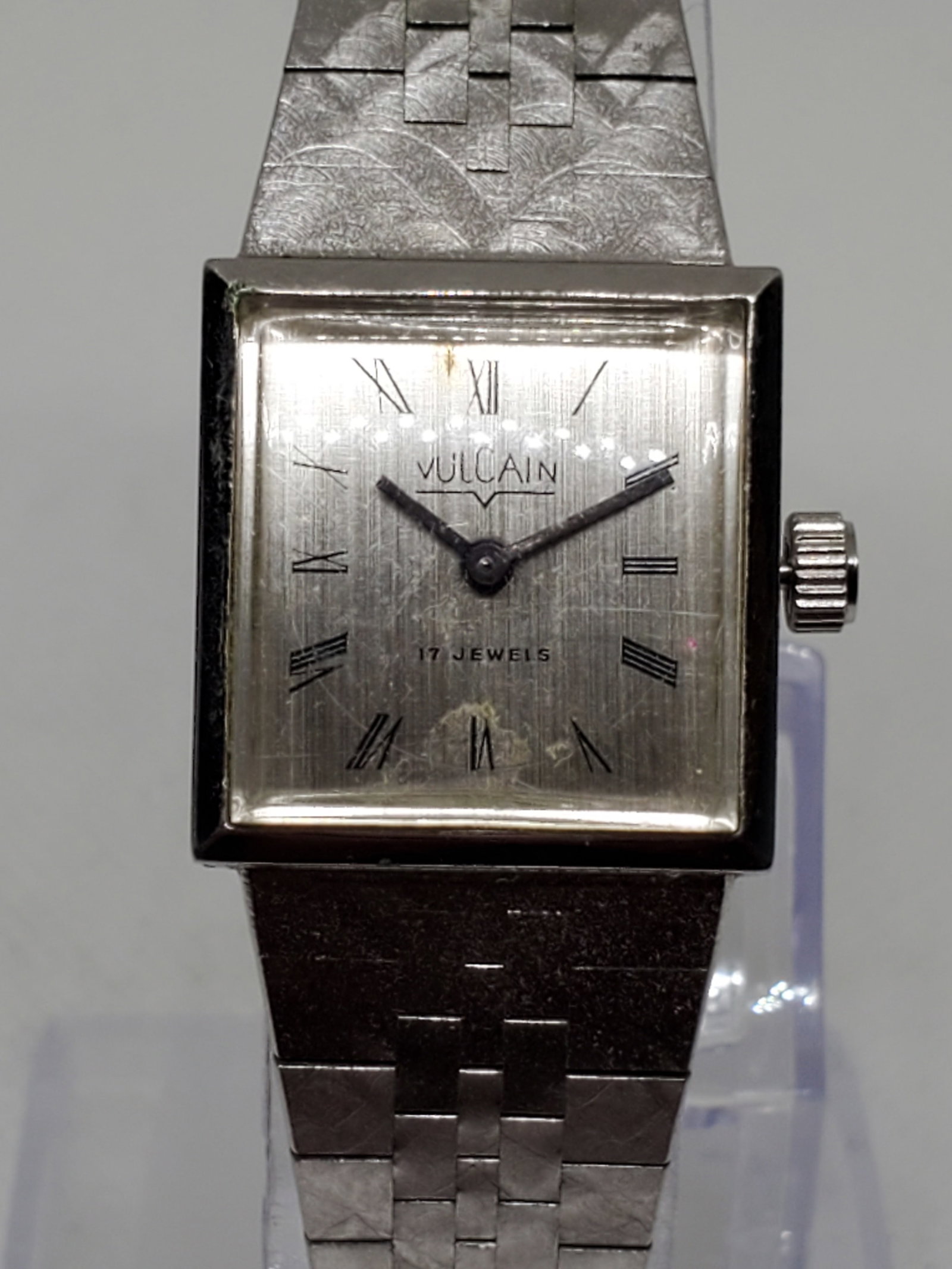 Vulcain Squareline 17 Jewels Manual Silver Dial Vintage Dress Watch Swiss, 1970s , Working: Add a touch of vintage elegance to your collection with this exquisite Vulcain Squareline ladies' watch, running. Featuring a silver-tone 21mm square case, this luxury timepiece showcases a brushed si