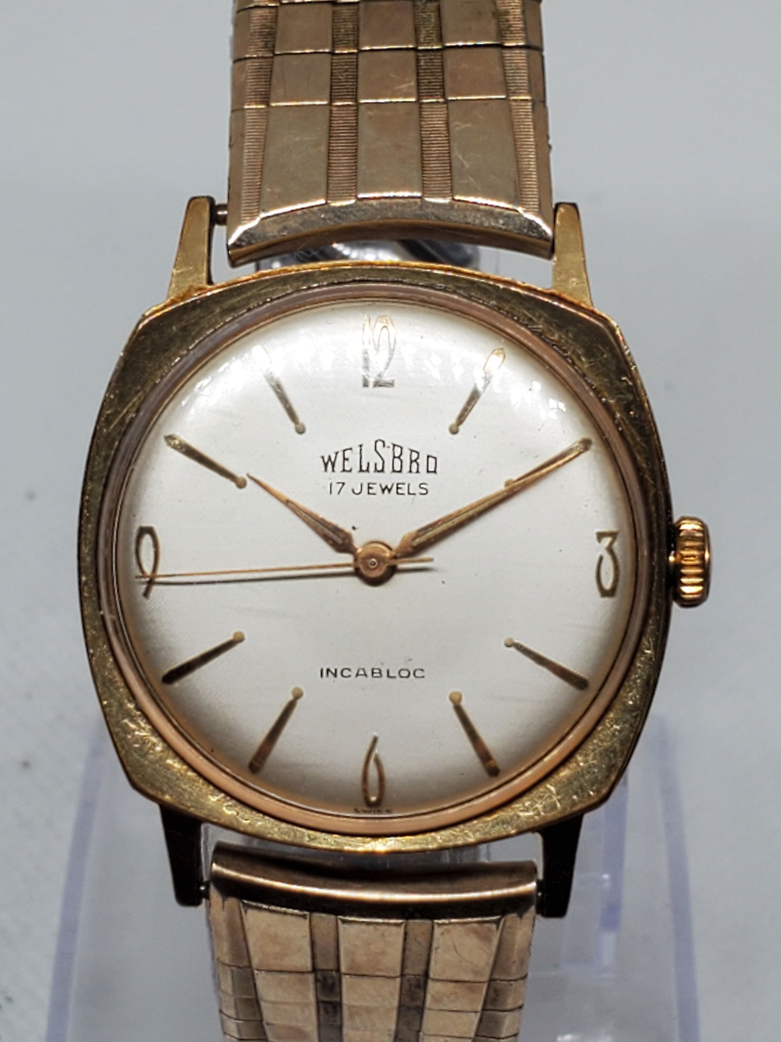 Vintage Welsbro Incabloc 17 Jewels Gold-Plated Manual Dress Watch, 1960s, Working: This elegant Welsbro Incabloc 17 Jewels vintage wristwatch captures the timeless sophistication of mid-20th-century Swiss craftsmanship. Featuring a gold-plated case, silver-tone dial, and gold hour m