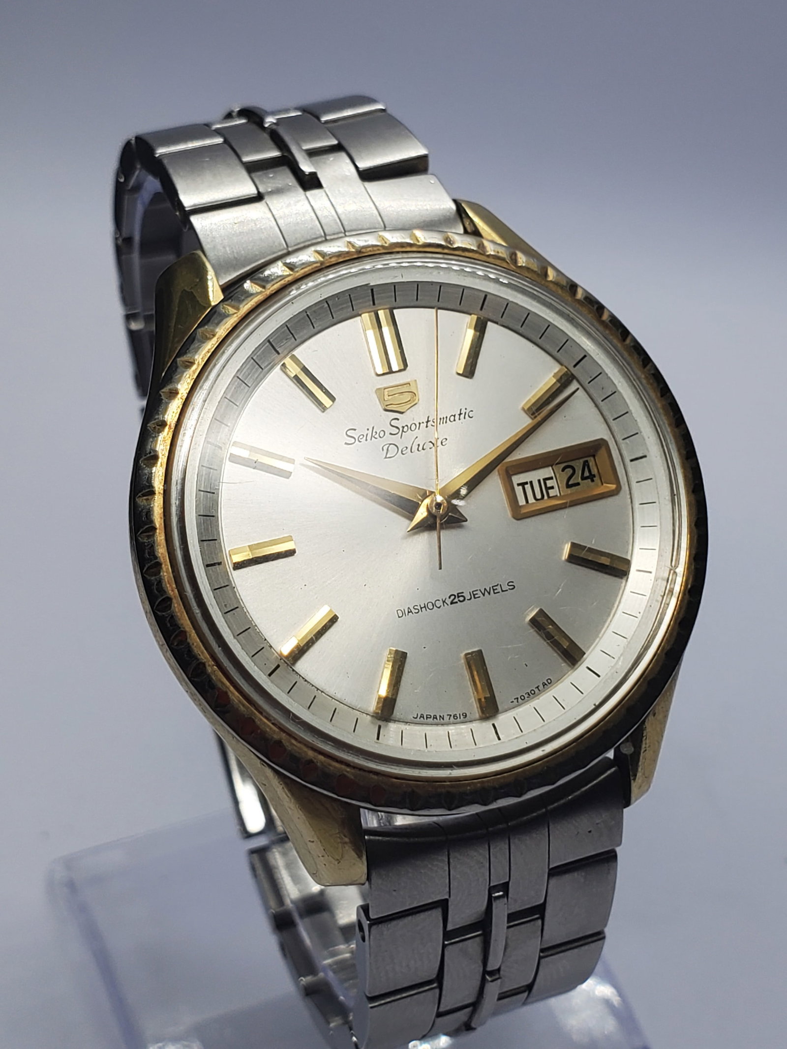 Seiko 5 Sportsmatic Deluxe 7619 Automatic Gold Bezel Day Date Watch, 38mm, 1965, Working: This vintage Seiko 5 Sportsmatic Deluxe model 7619-7050 automatic watch represents the golden era of Japanese watchmaking, combining durability, innovation, and timeless design from a company founded
