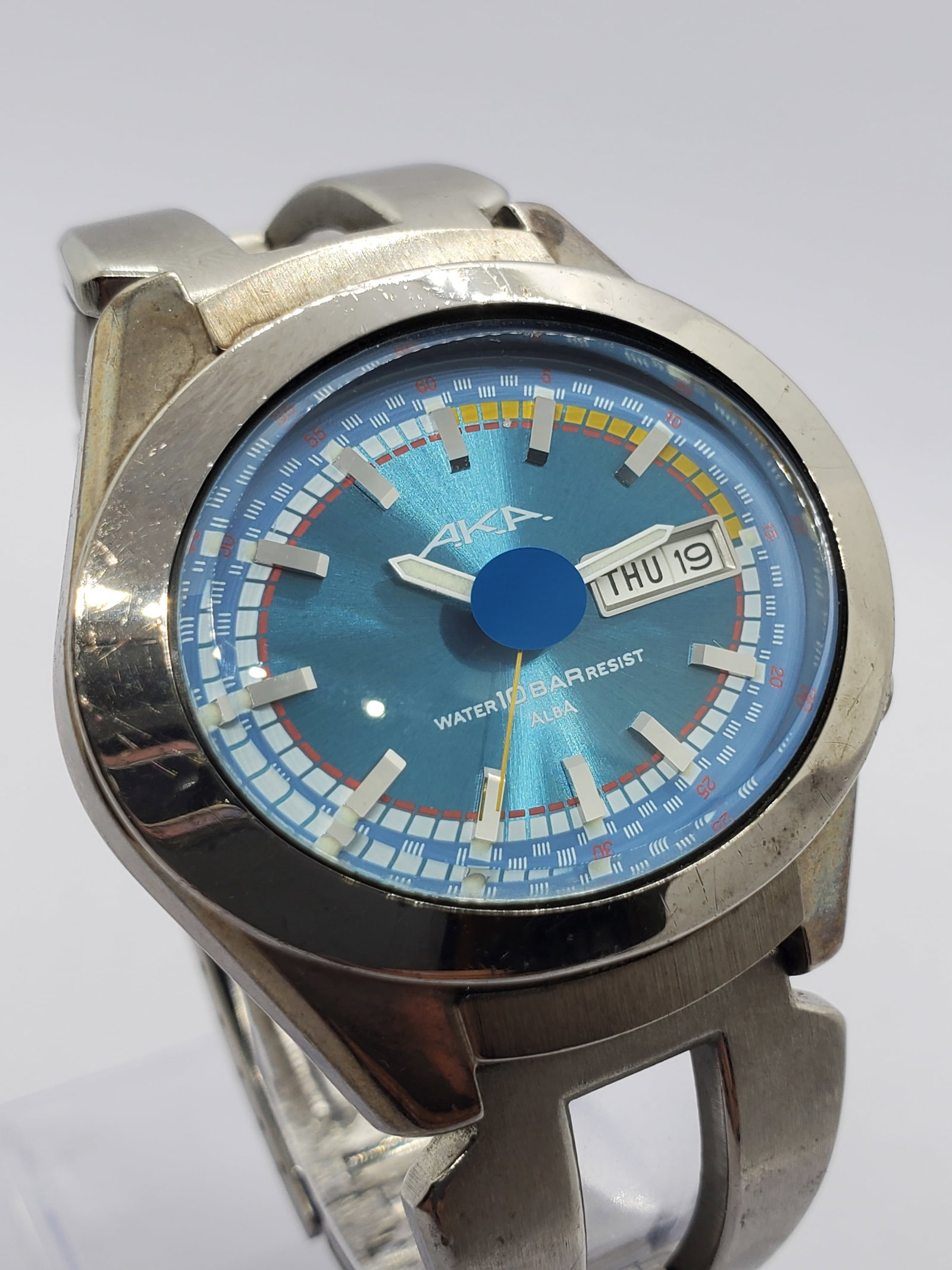 Seiko Alba AKA Blue Dial Retro Sport Quartz Watch Japan, 1996, Working: Seiko Alba AKA V743-5A10 quartz watch showcases bold retro Japanese design with a silver tone case and striking metallic blue sunburst dial featuring day and date display, combining visual impact with
