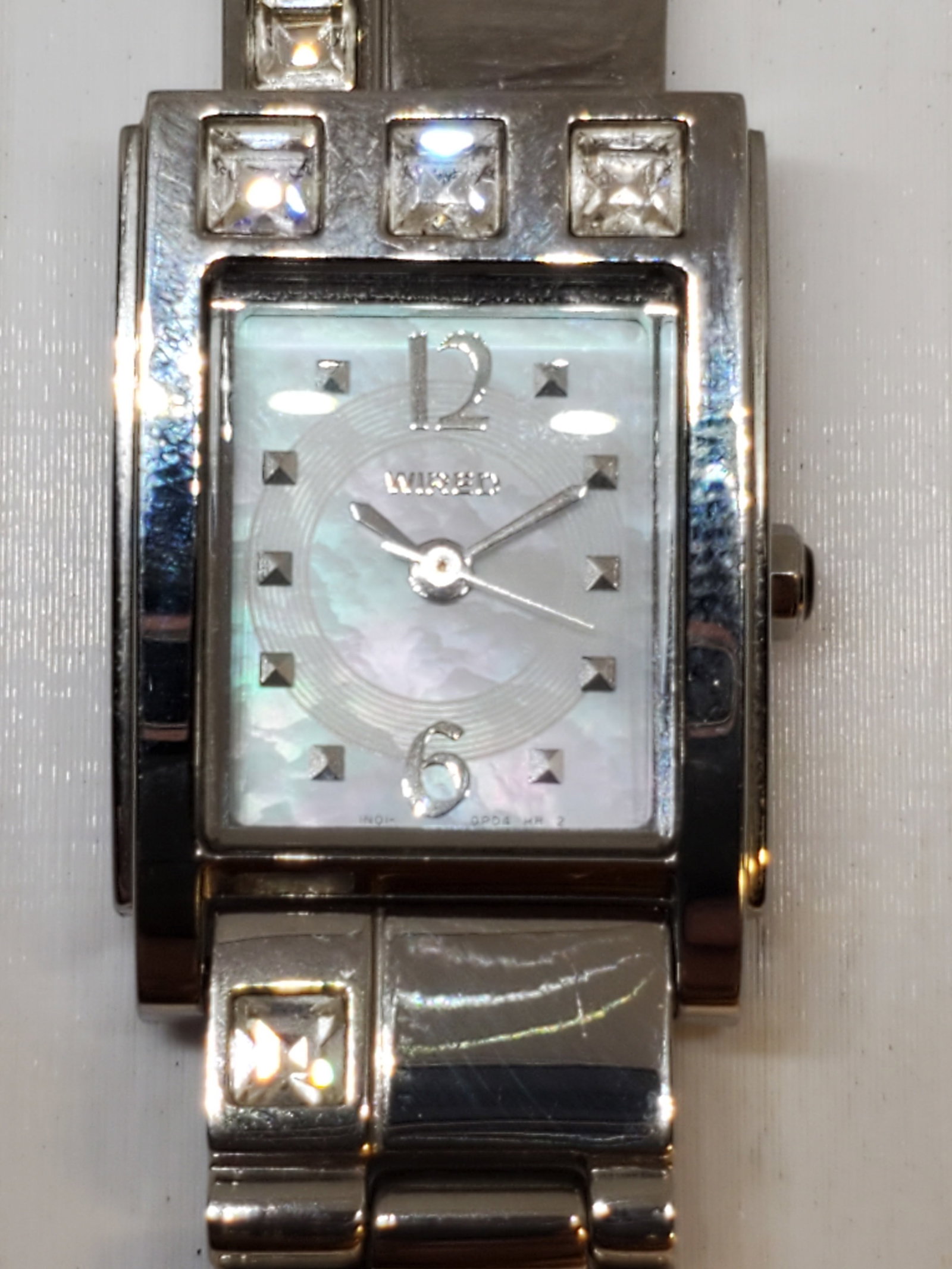 Seiko Wired Asymmetric 1N01 0HH0 Mother of Pearl Crystal Dress Watch Elegant & Rare, 2000s, Working: This Seiko Wired 1N01 0HH0 exudes refined elegance and Japanese precision. Designed under Seiko?s prestigious Wired line, it features a beautifully asymmetric silver tone case accented with bezel set