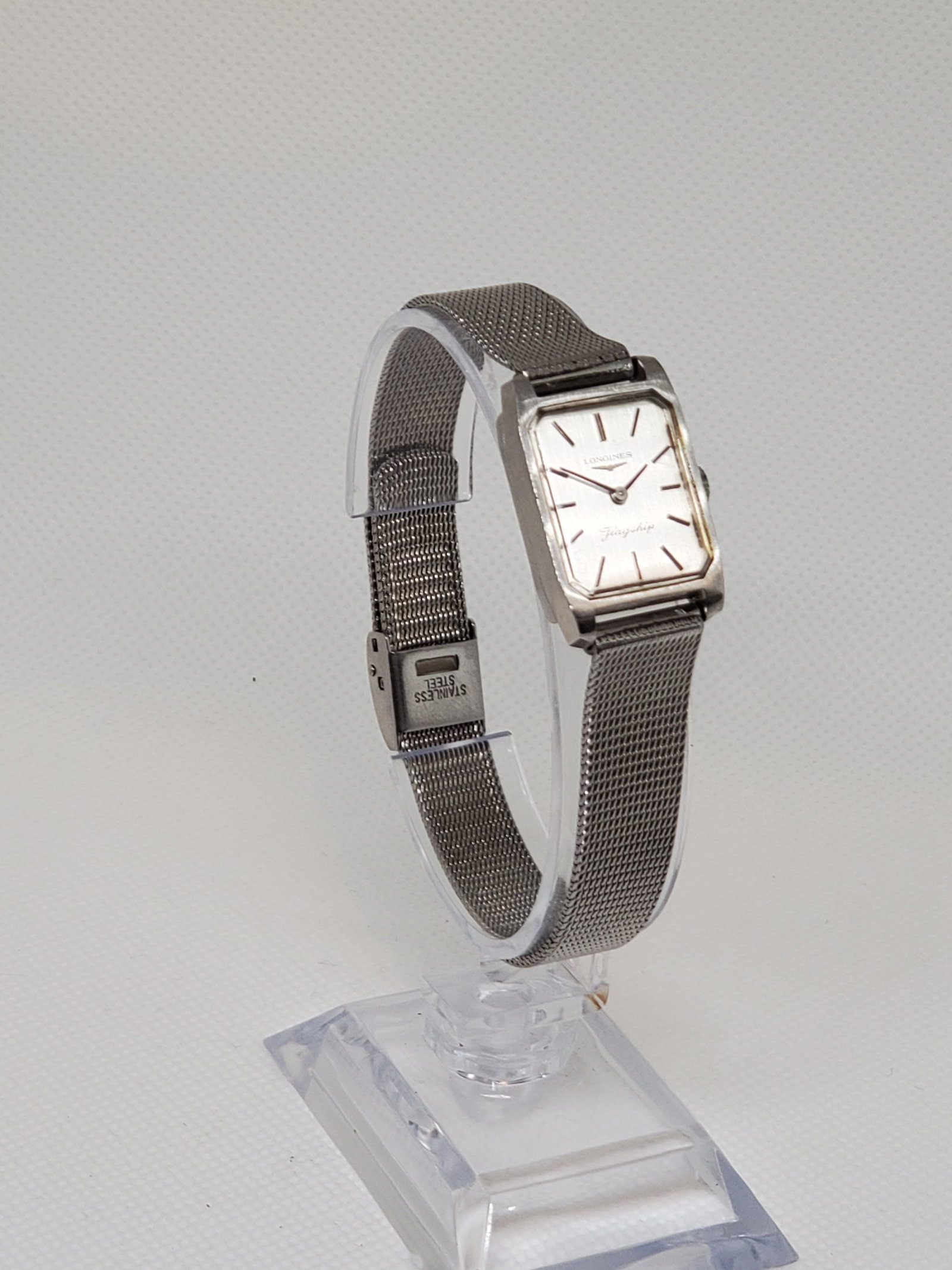 Longines Flagship, Manual 1970's Watch, Working: Working condition Longines Flagship is a masterpiece that captures the elegance and heritage of a prestigious brand known for timeless luxury. Featuring a refined manual movement, this watch offers th