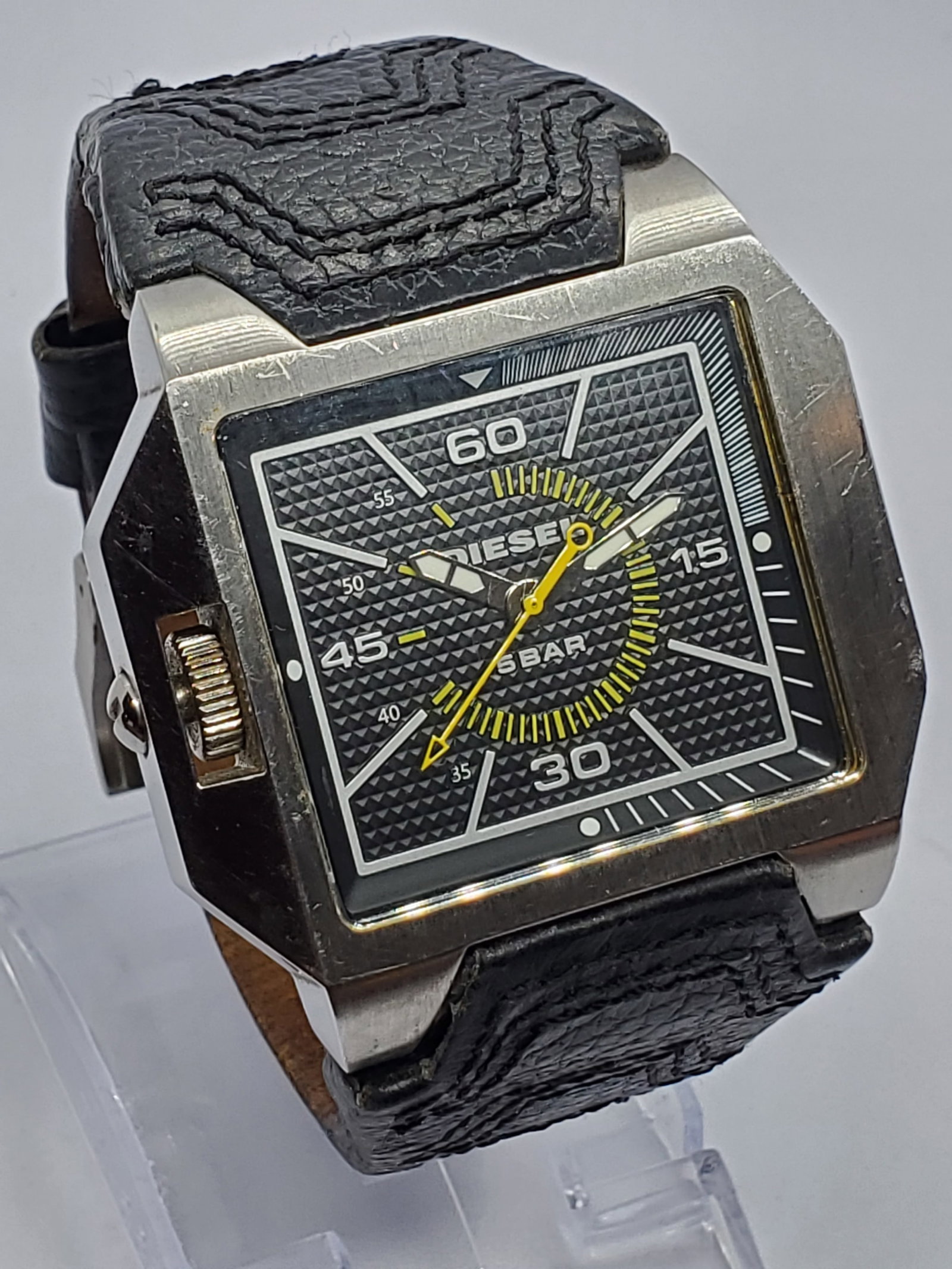 Diesel DZ1266 Oversize Lefty Sport Watch Black Dial Quartz Statement Piece, 2010 to 2014, Working: Diesel DZ1266 quartz sport watch showcases bold elegance and industrial prestige with a large silver tone case and distinctive left handed crown design that reflects the brand?s fashion forward identi