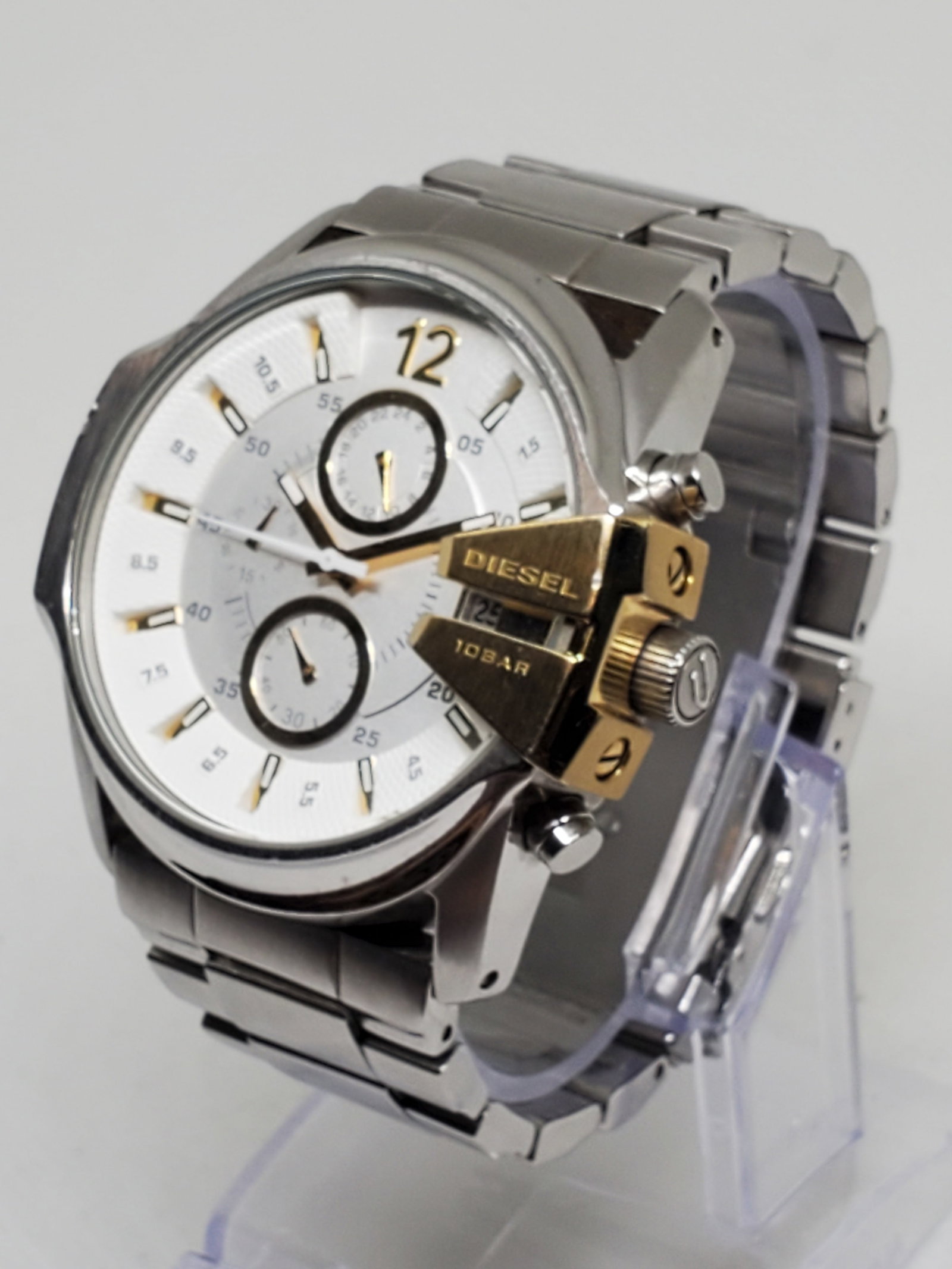 Diesel DZ-4265 Chronograph Quartz Watch Silver & Gold Tone 46mm Bold Design, 2010, Working: This Diesel DZ-4265 Quartz Chronograph watch exudes boldness and contemporary style, embodying the brand?s spirit of confidence and durability. Crafted with a silver-tone stainless steel case and brac