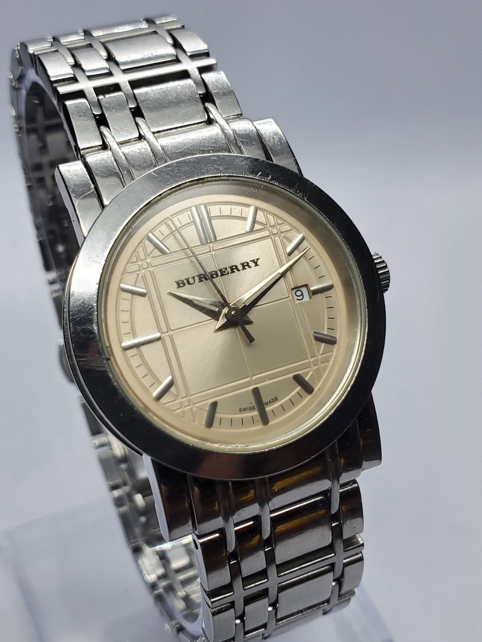Burberry Check Pattern Dial and Bracelet, Swiss Watch, 28mm, 2010 to 2015, Working: This elegant Burberry BU1353 quartz dress watch reflects the brand?s iconic British design heritage with a refined silver tone 28 mm case and a distinctive cream dial featuring an embossed Burberry ch